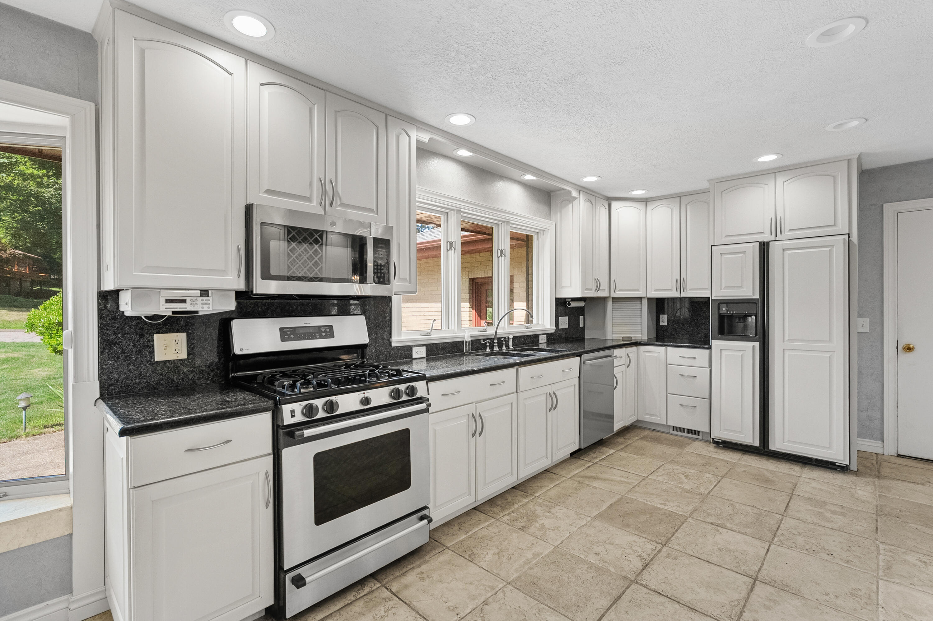 5017 Merryview Drive Property Photo 9