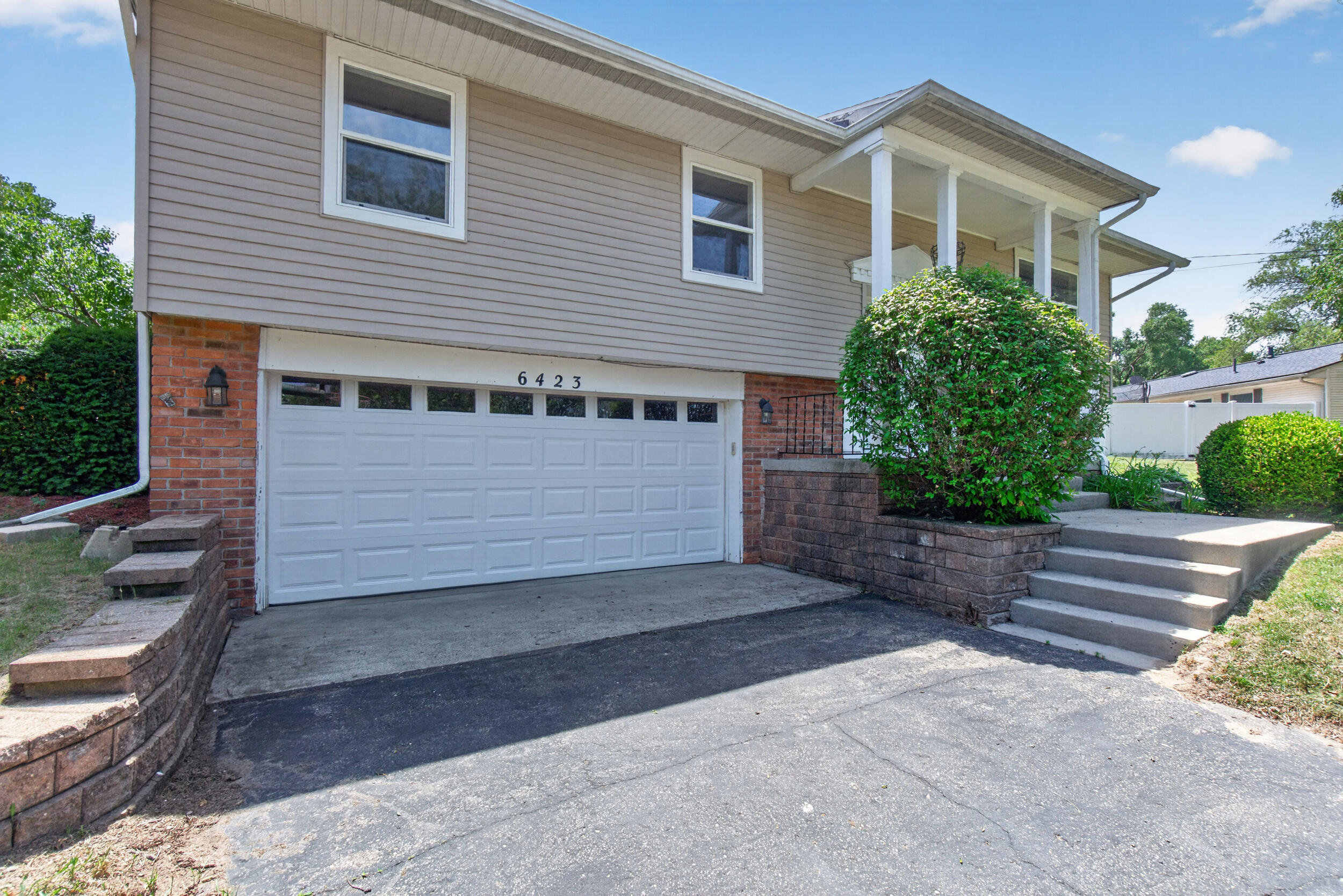 6423 Inverness Lane Property Photo 4