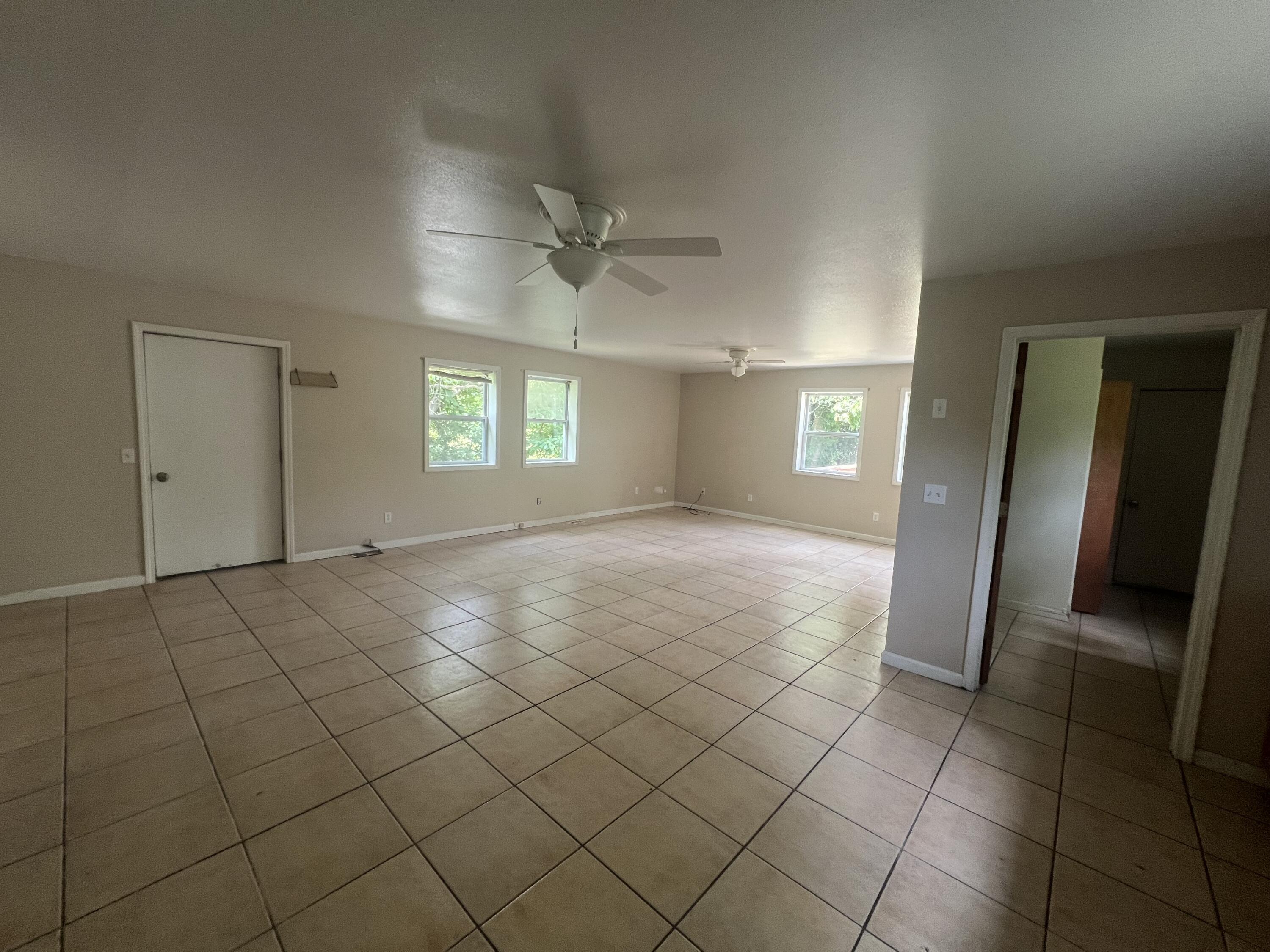 2117 E Jackson Drive Property Photo 4