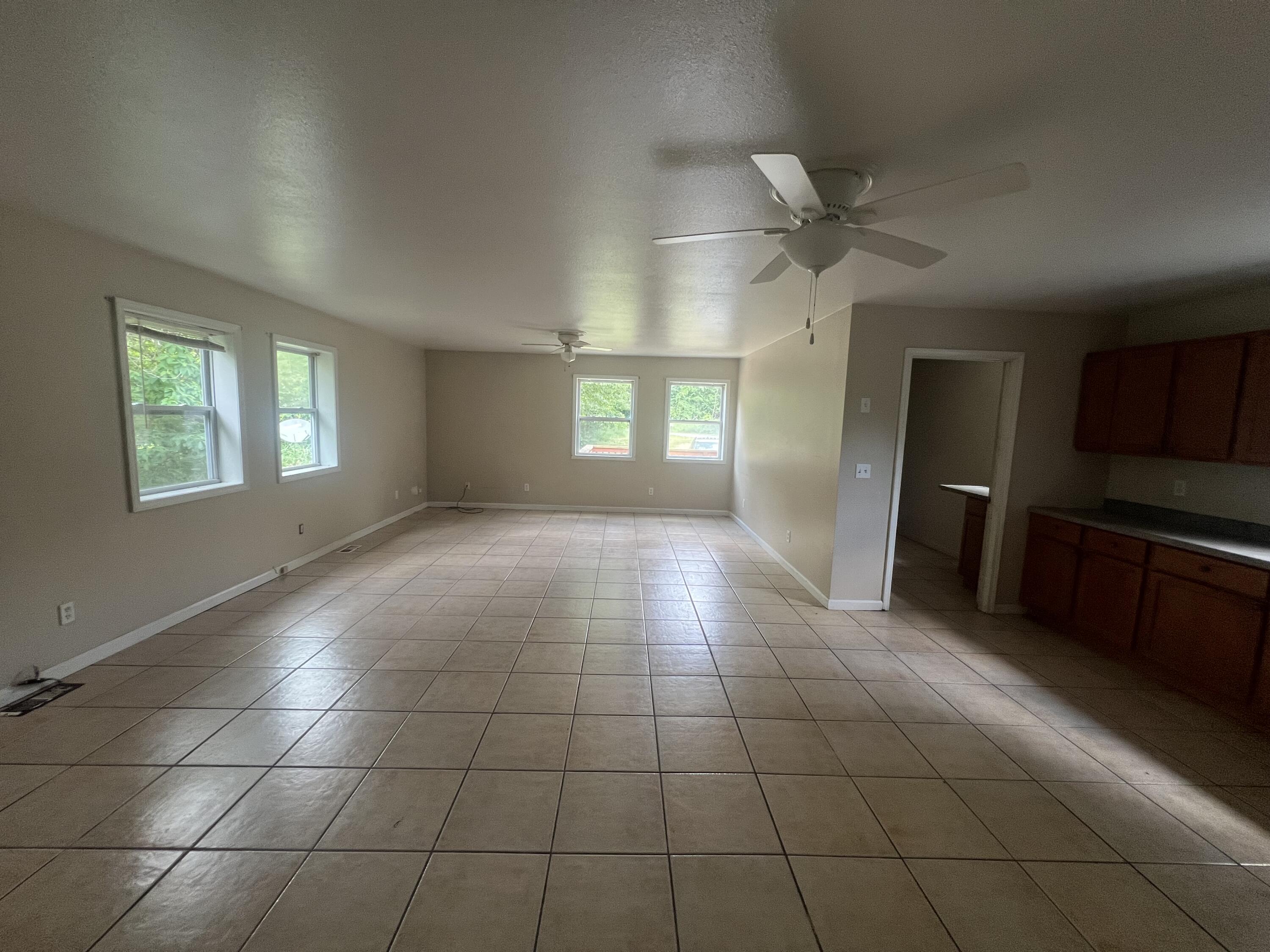2117 E Jackson Drive Property Photo 6