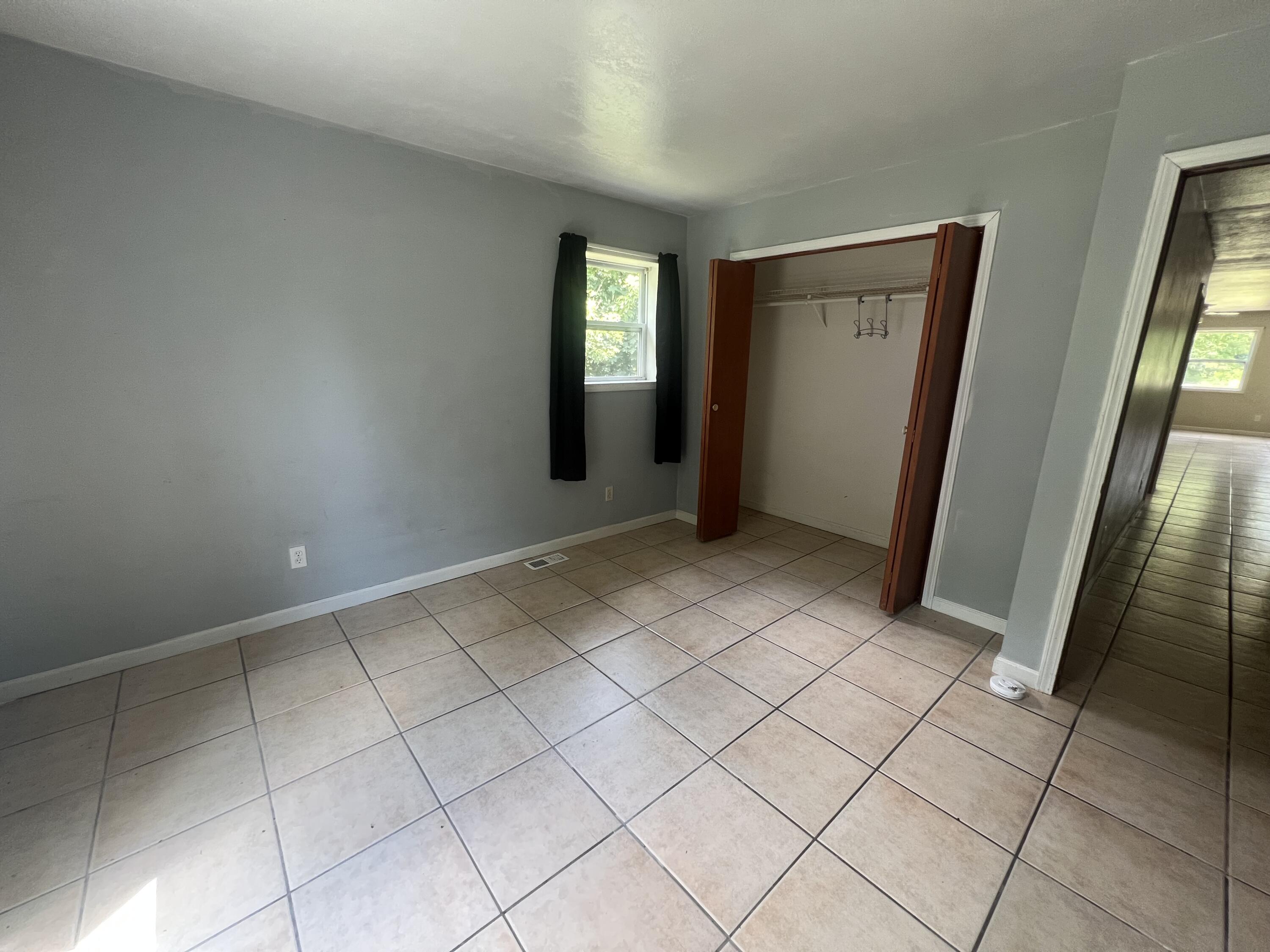 2117 E Jackson Drive Property Photo 8