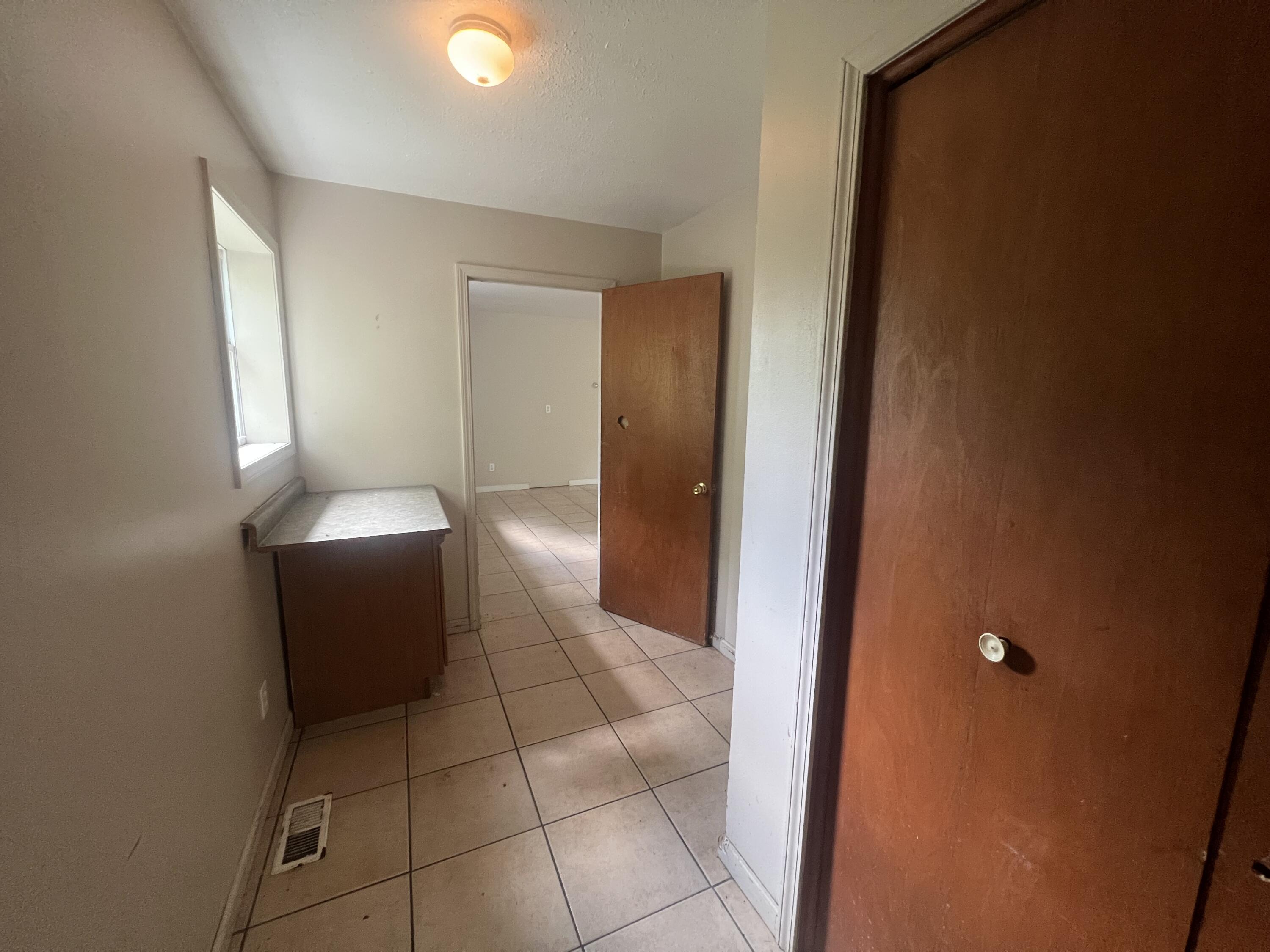 2117 E Jackson Drive Property Photo 13