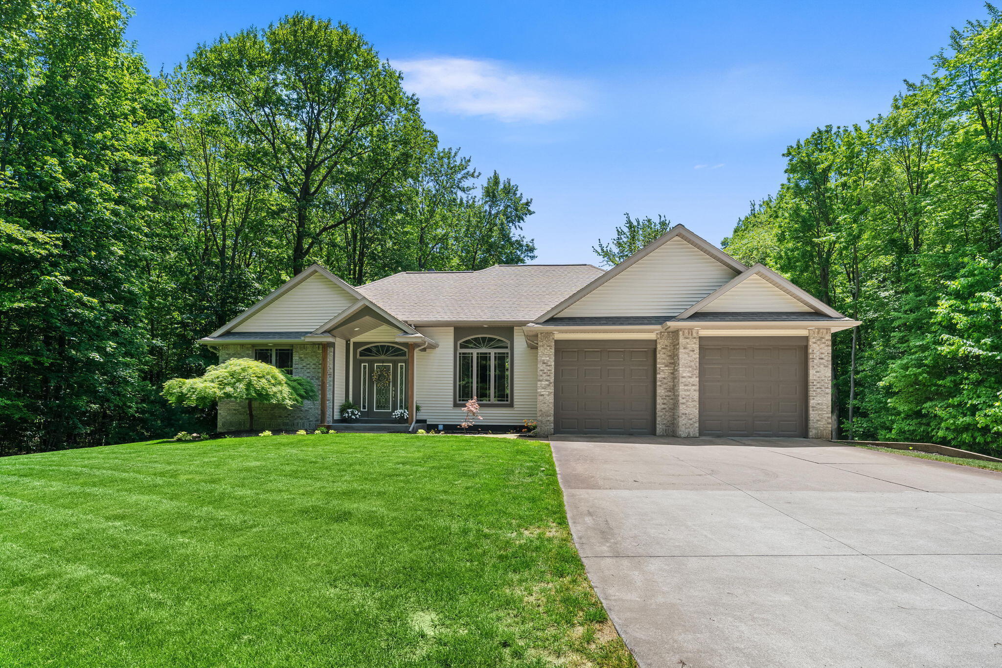 16528 Hemlock Drive Property Photo 1