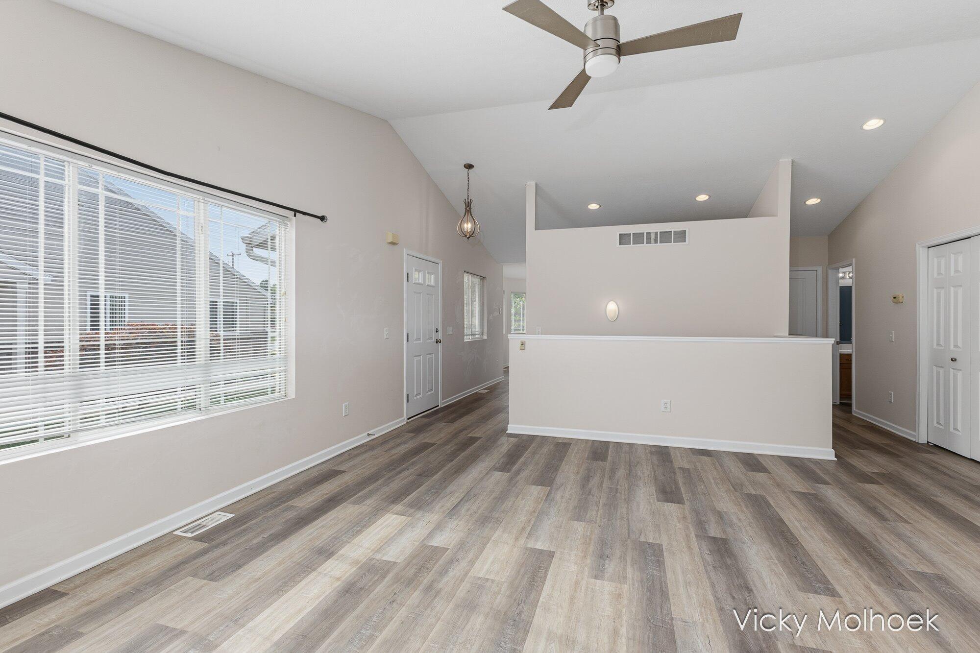 335 E North Street Property Photo 6