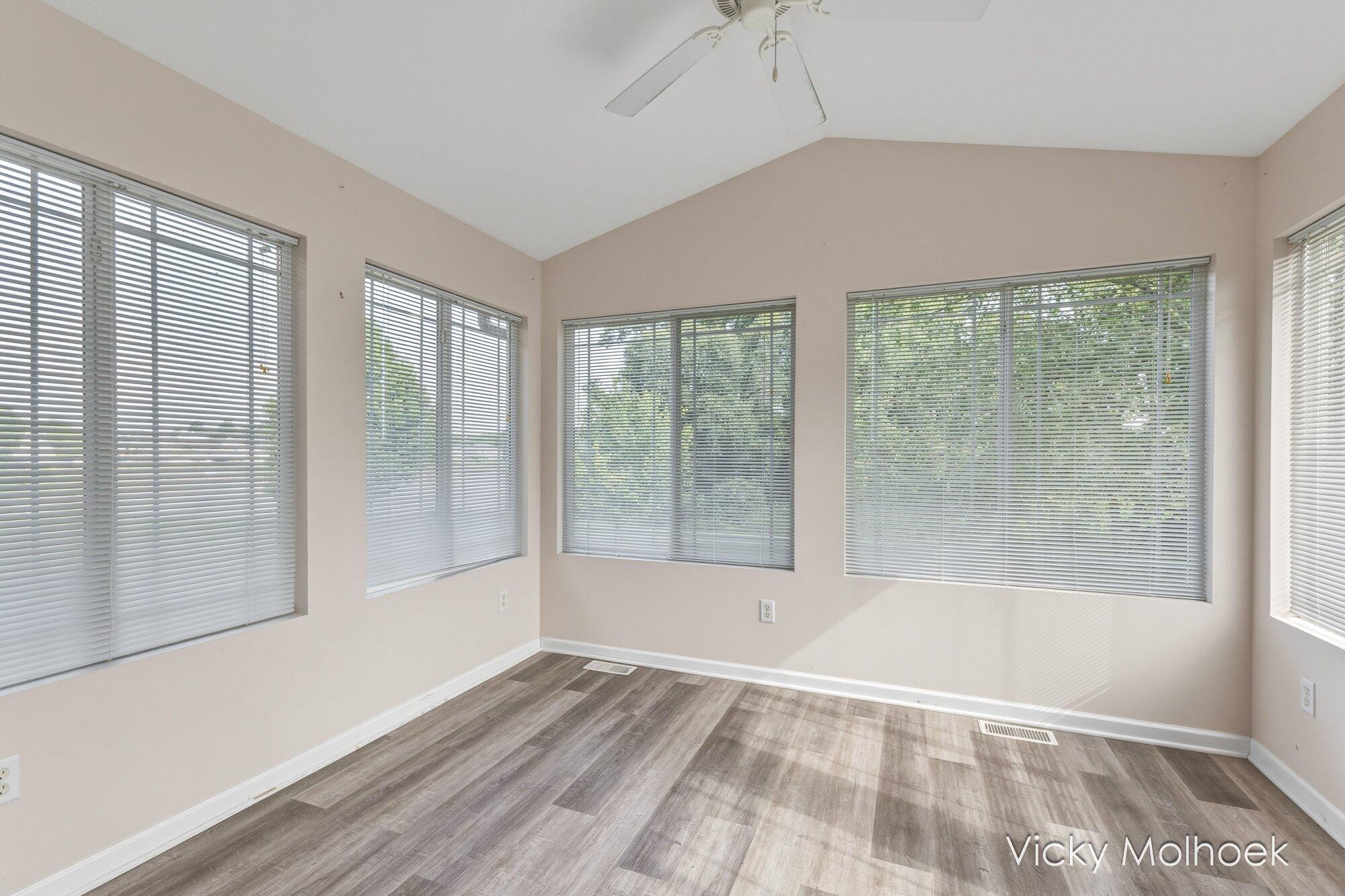 335 E North Street Property Photo 7