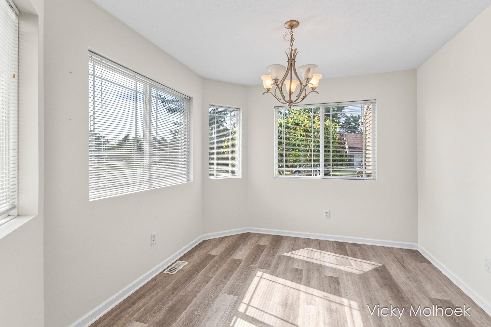 335 E North Street Property Photo 10