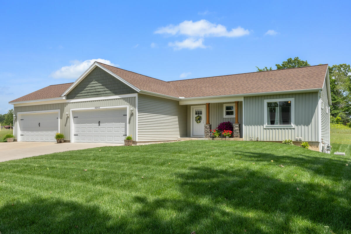 5242 N Point Drive Property Photo 2