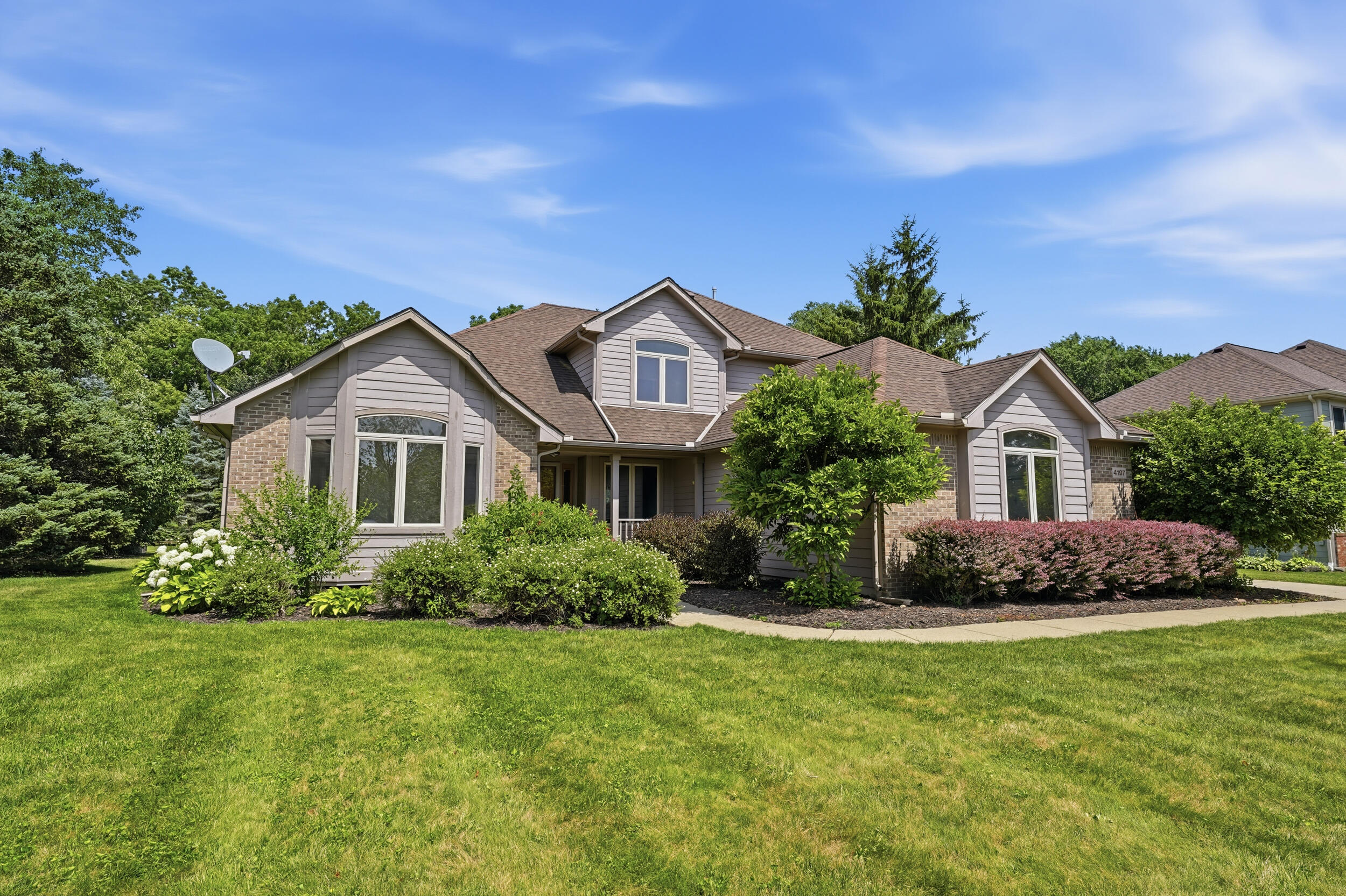 4197 Lake Forest Drive E Property Photo 1