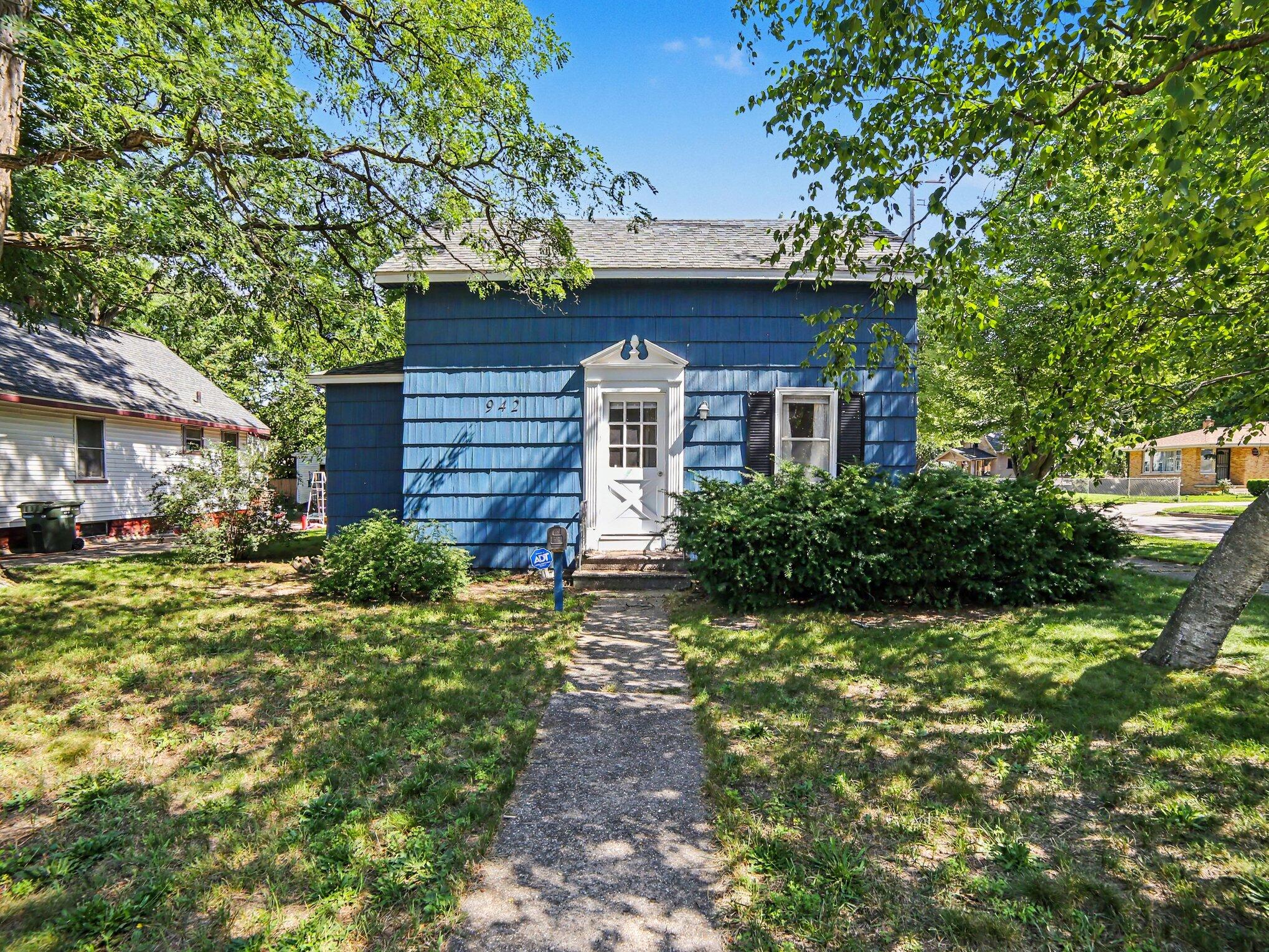 942 Amity Avenue Property Photo 1