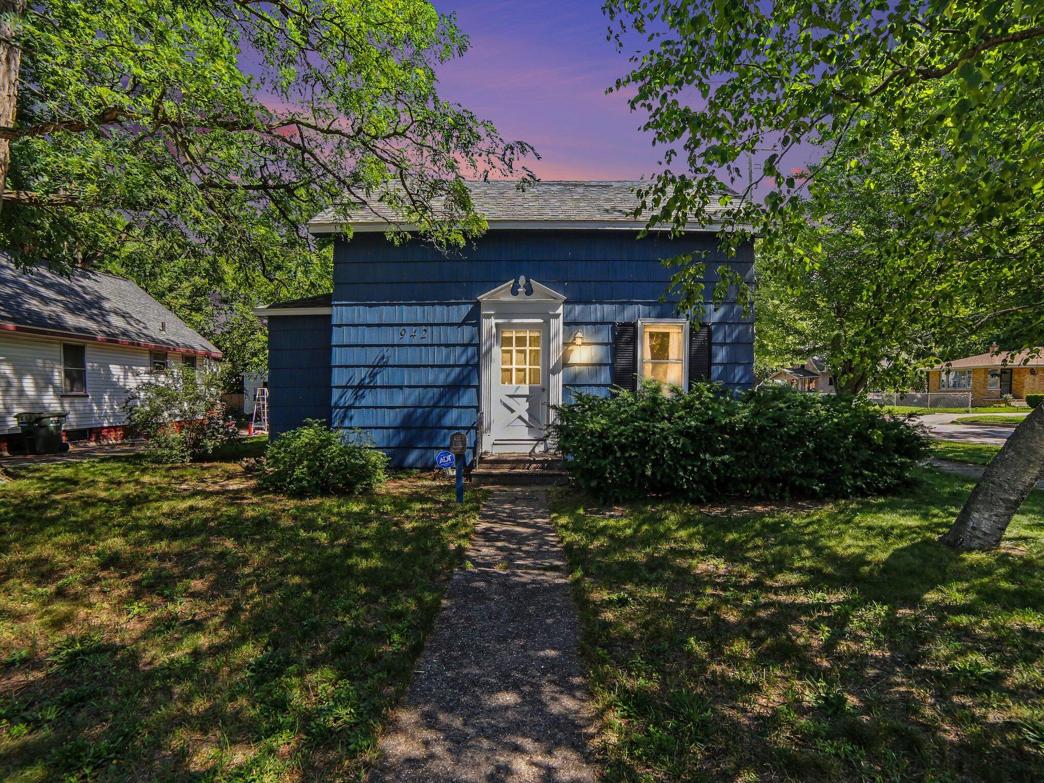 942 Amity Avenue Property Photo 2