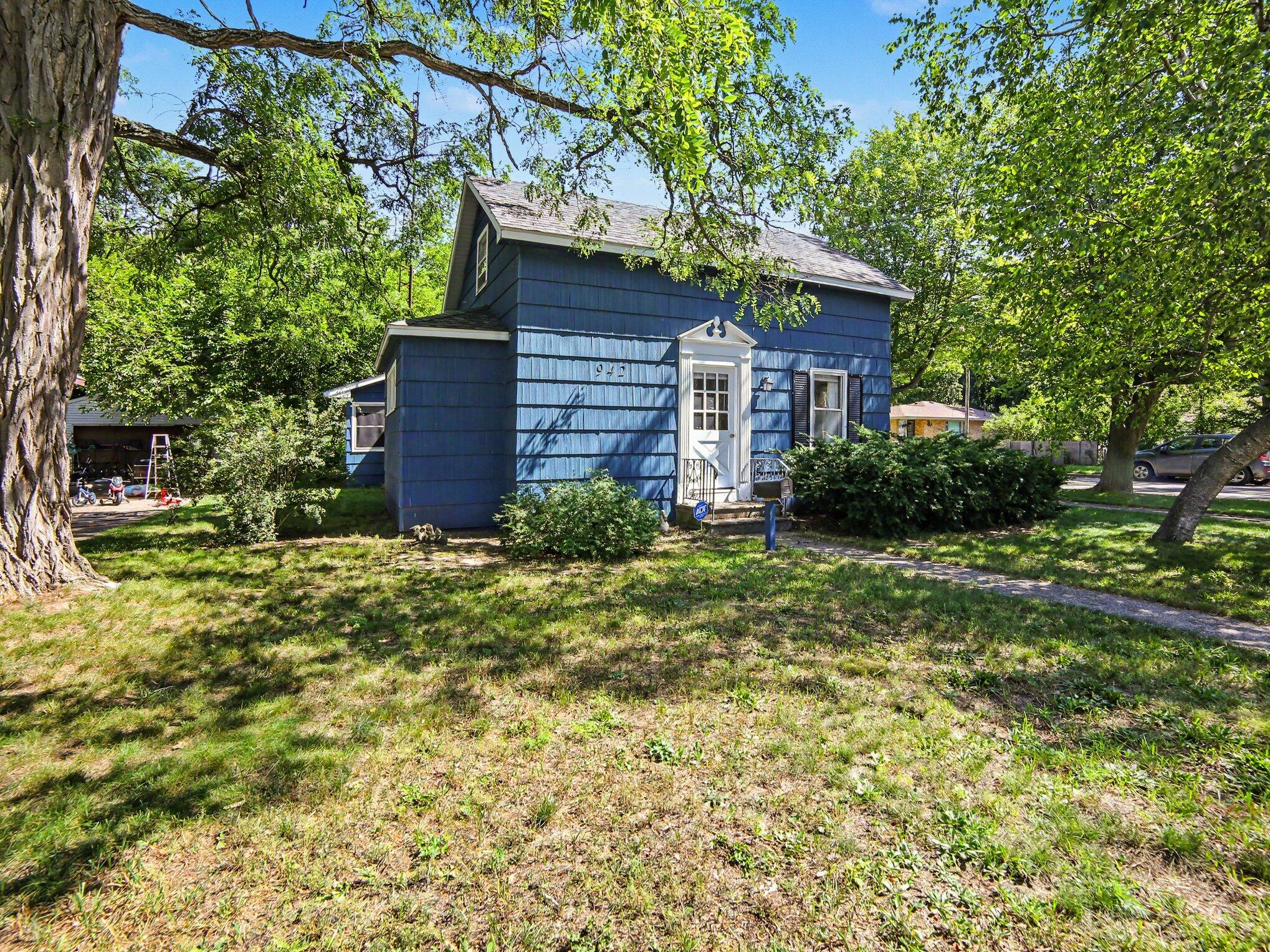 942 Amity Avenue Property Photo 3