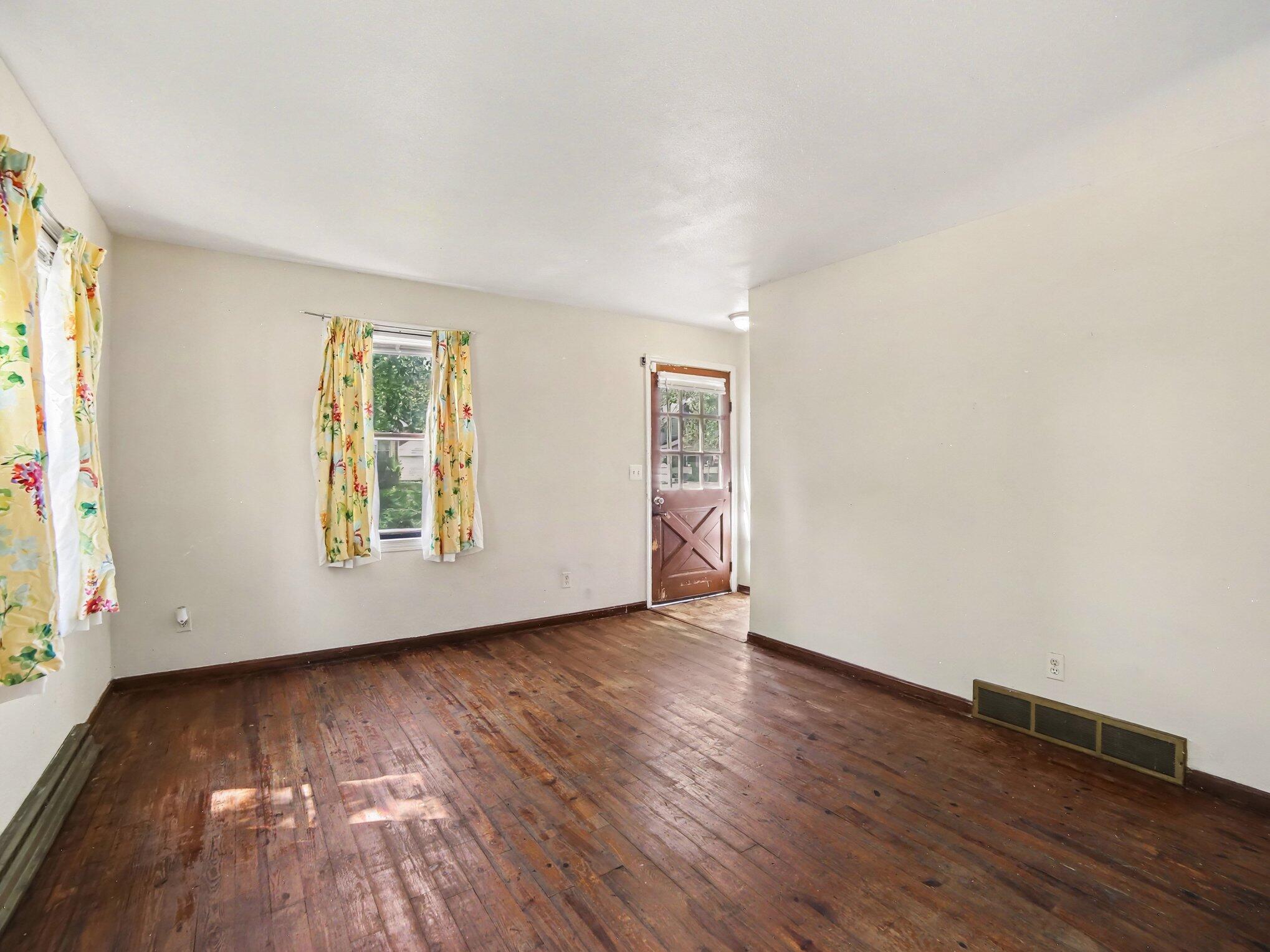 942 Amity Avenue Property Photo 6