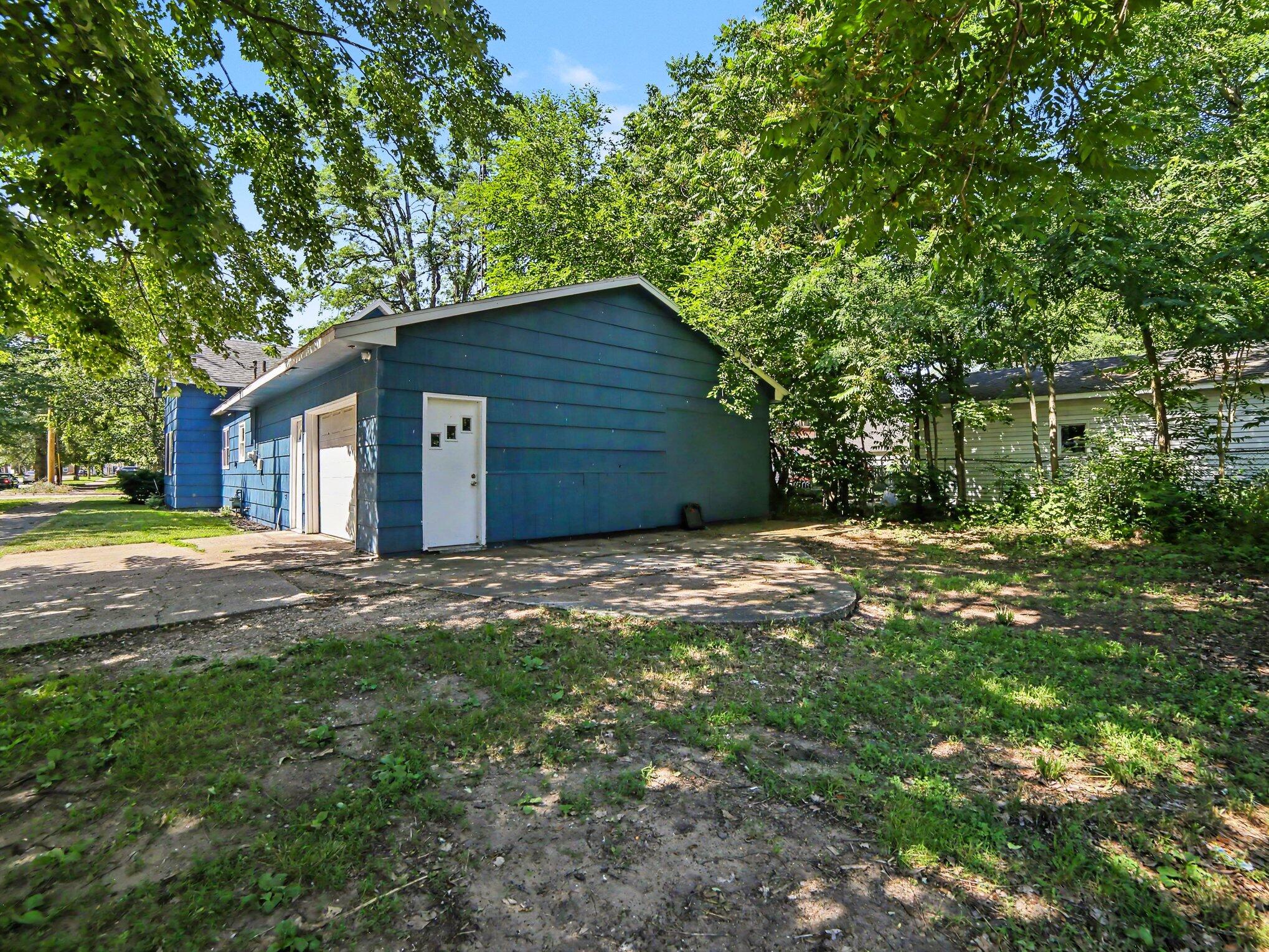 942 Amity Avenue Property Photo 24