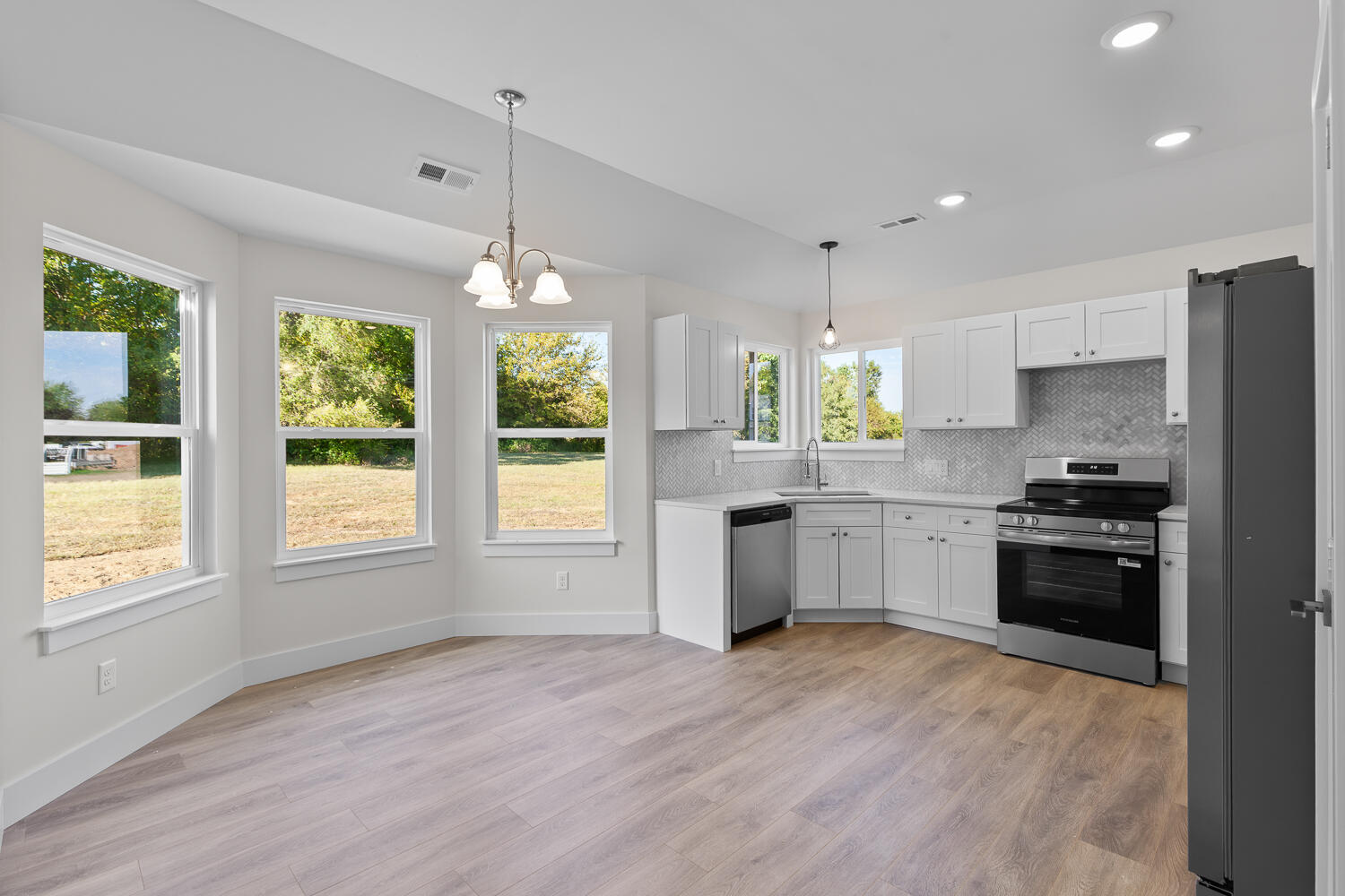 2815 Gady Pines Drive Property Photo 4