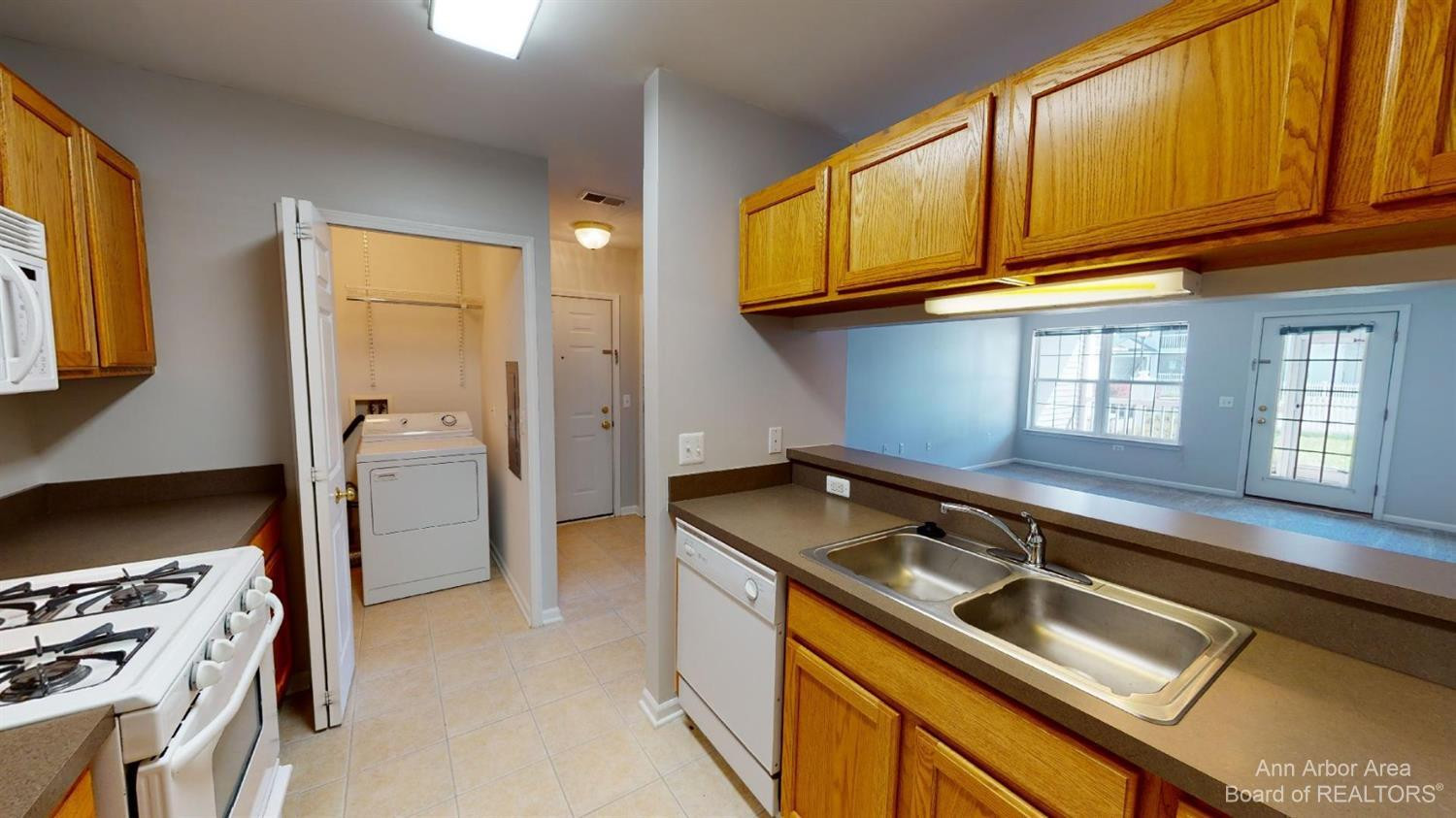 2785 S Knightsbridge Circle Property Photo 3