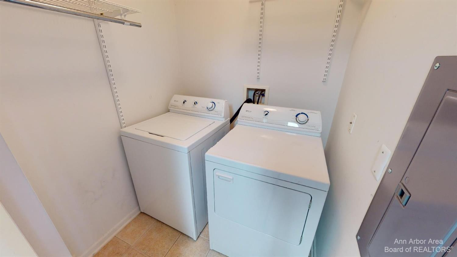 2785 S Knightsbridge Circle Property Photo 4