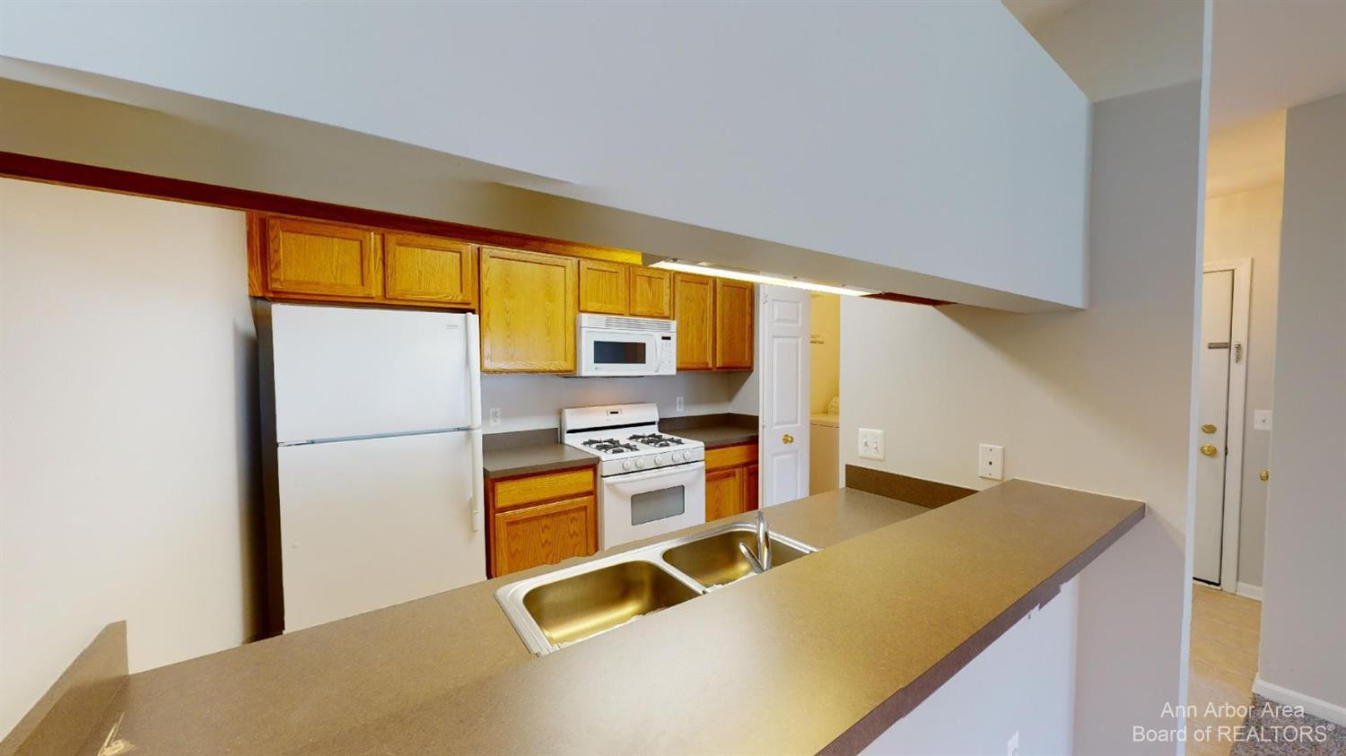 2785 S Knightsbridge Circle Property Photo 8