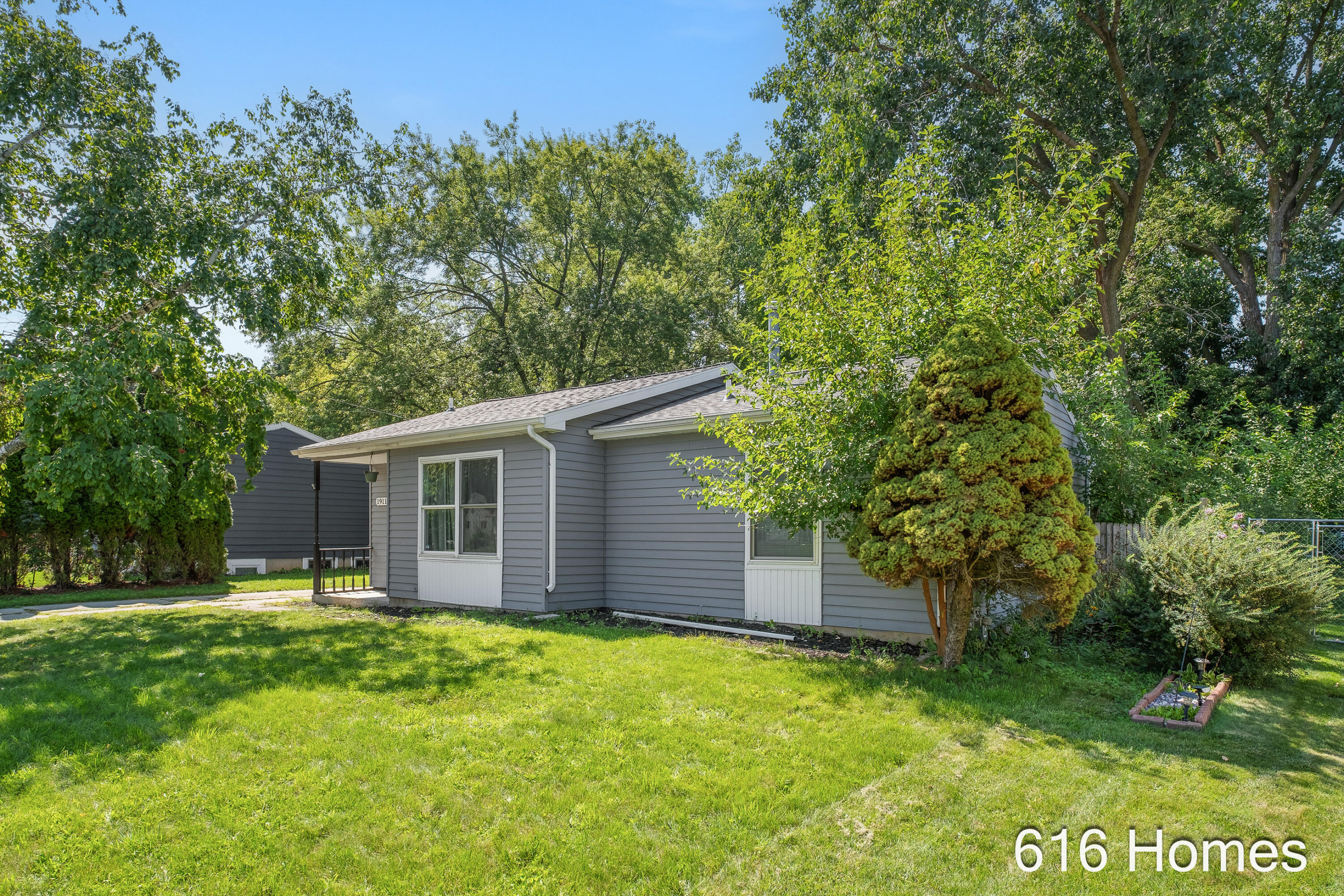 1911 Benjamin Avenue Ne Property Photo 2