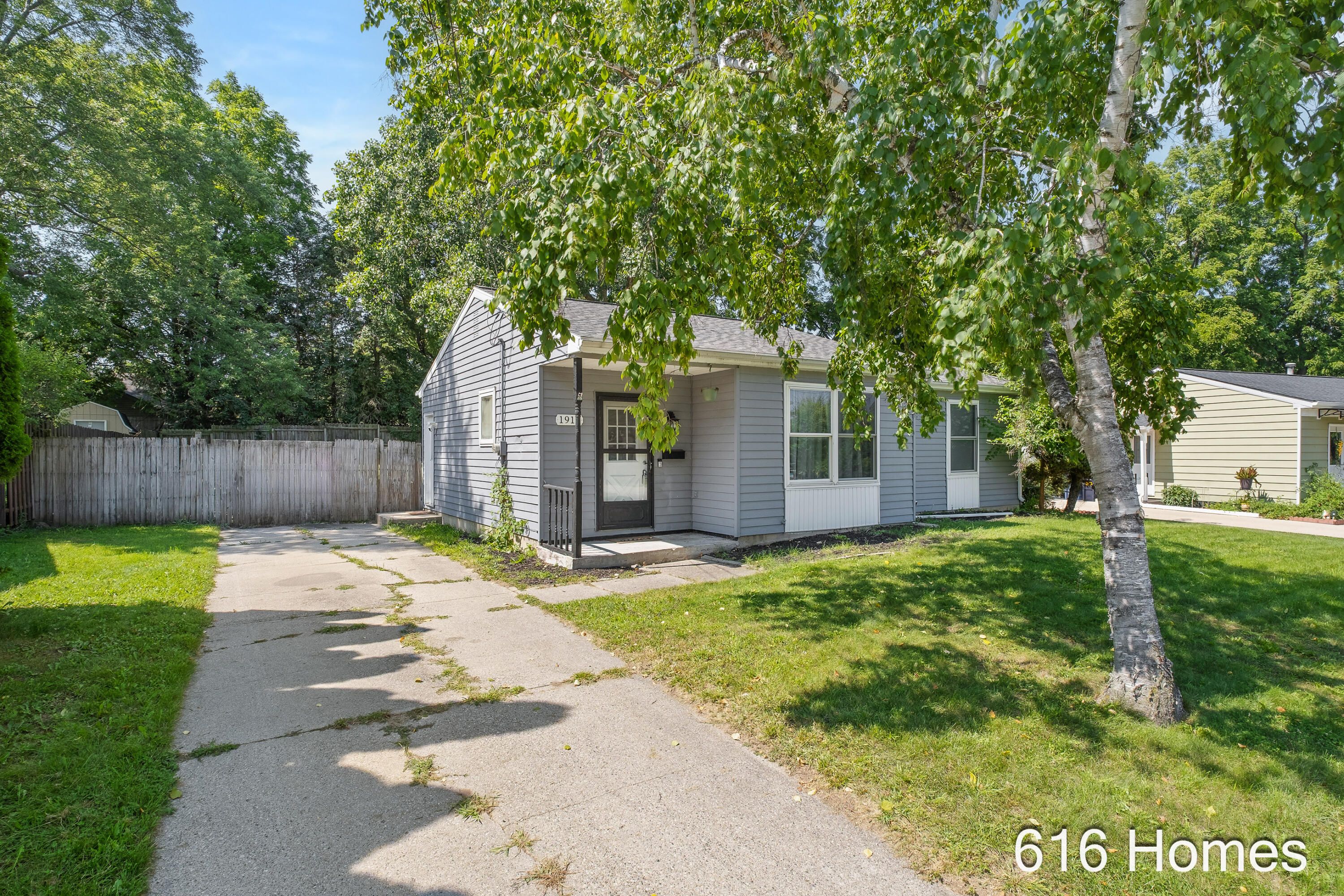 1911 Benjamin Avenue Ne Property Photo 3