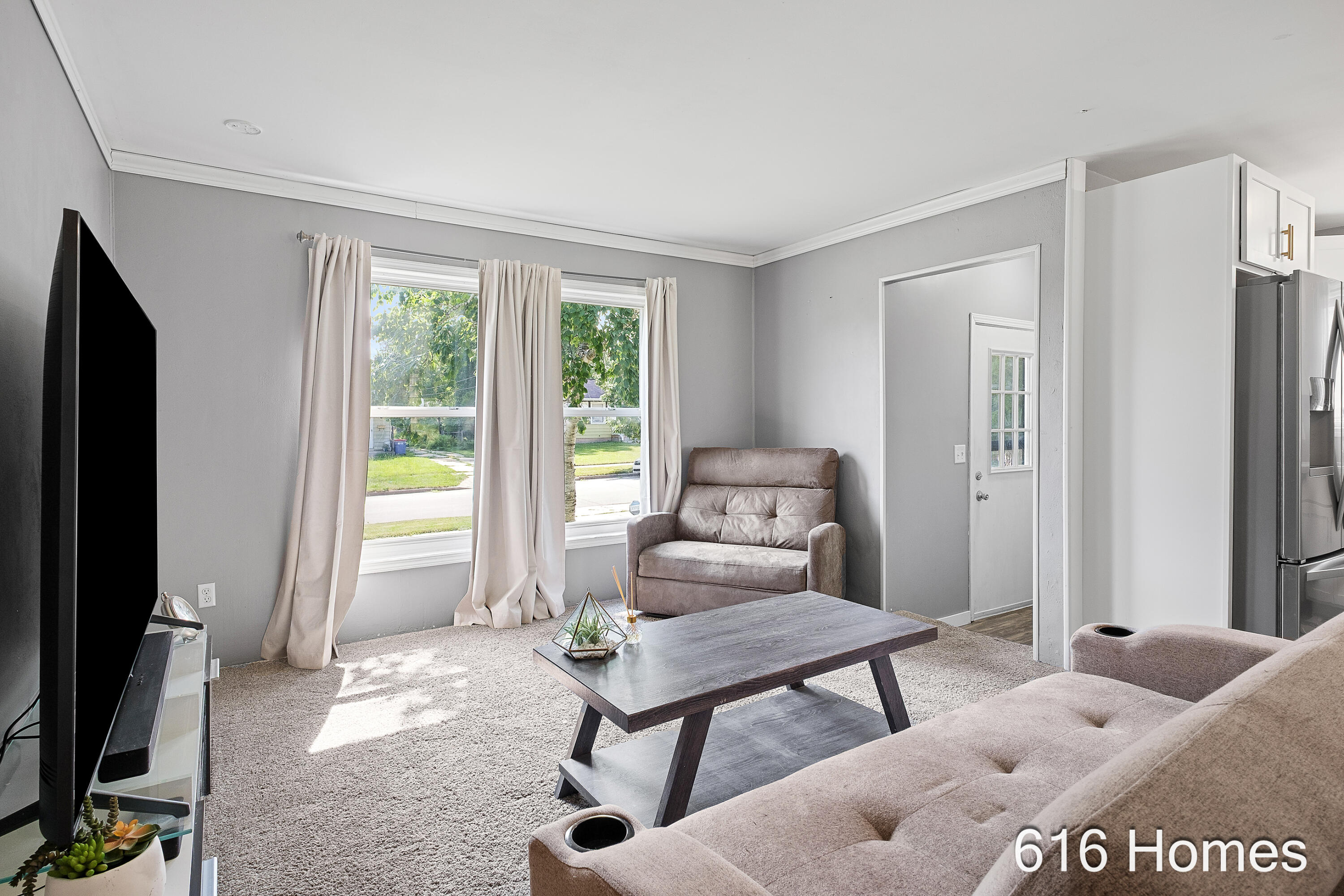 1911 Benjamin Avenue Ne Property Photo 4