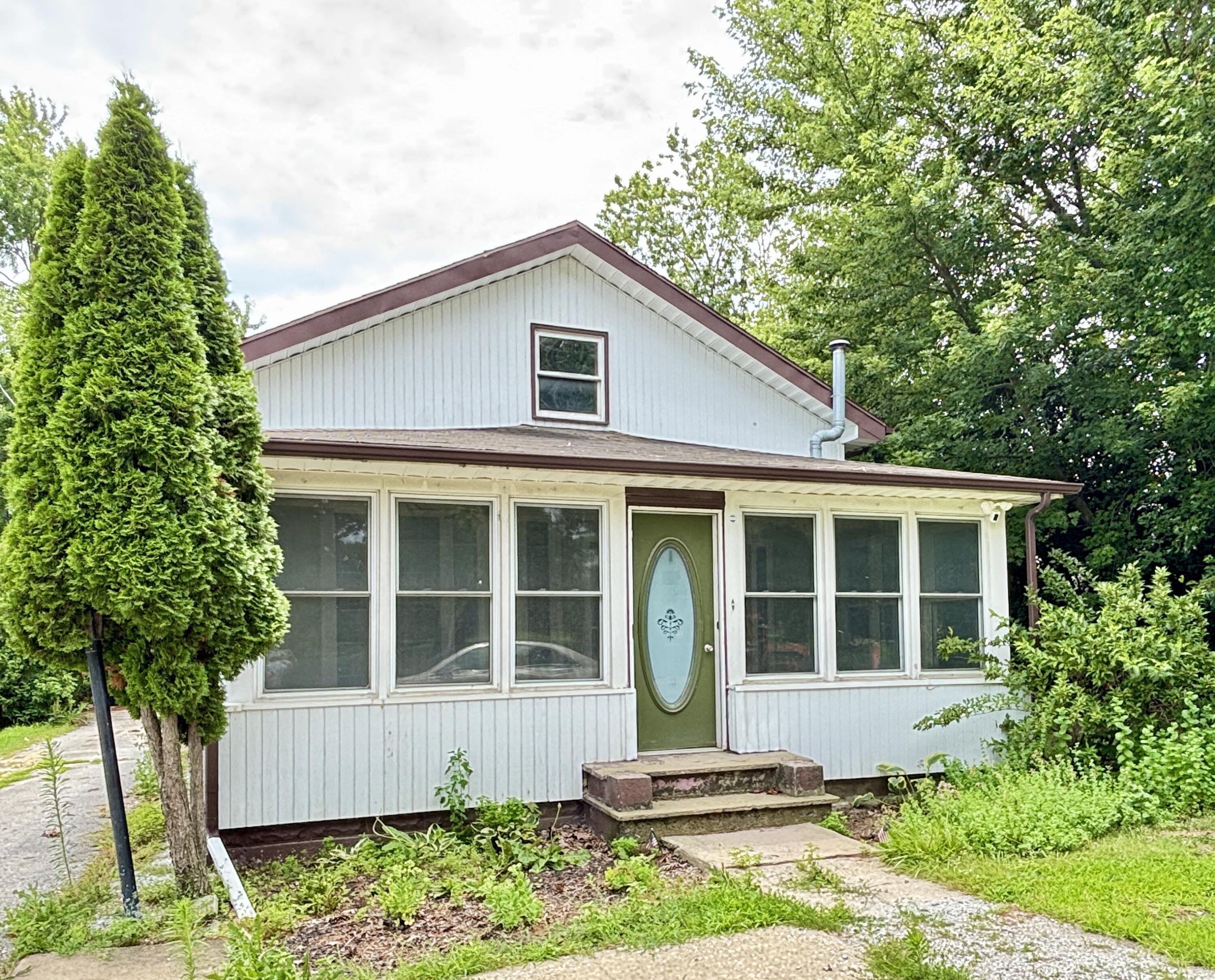 210 Ash Street E Property Photo 1