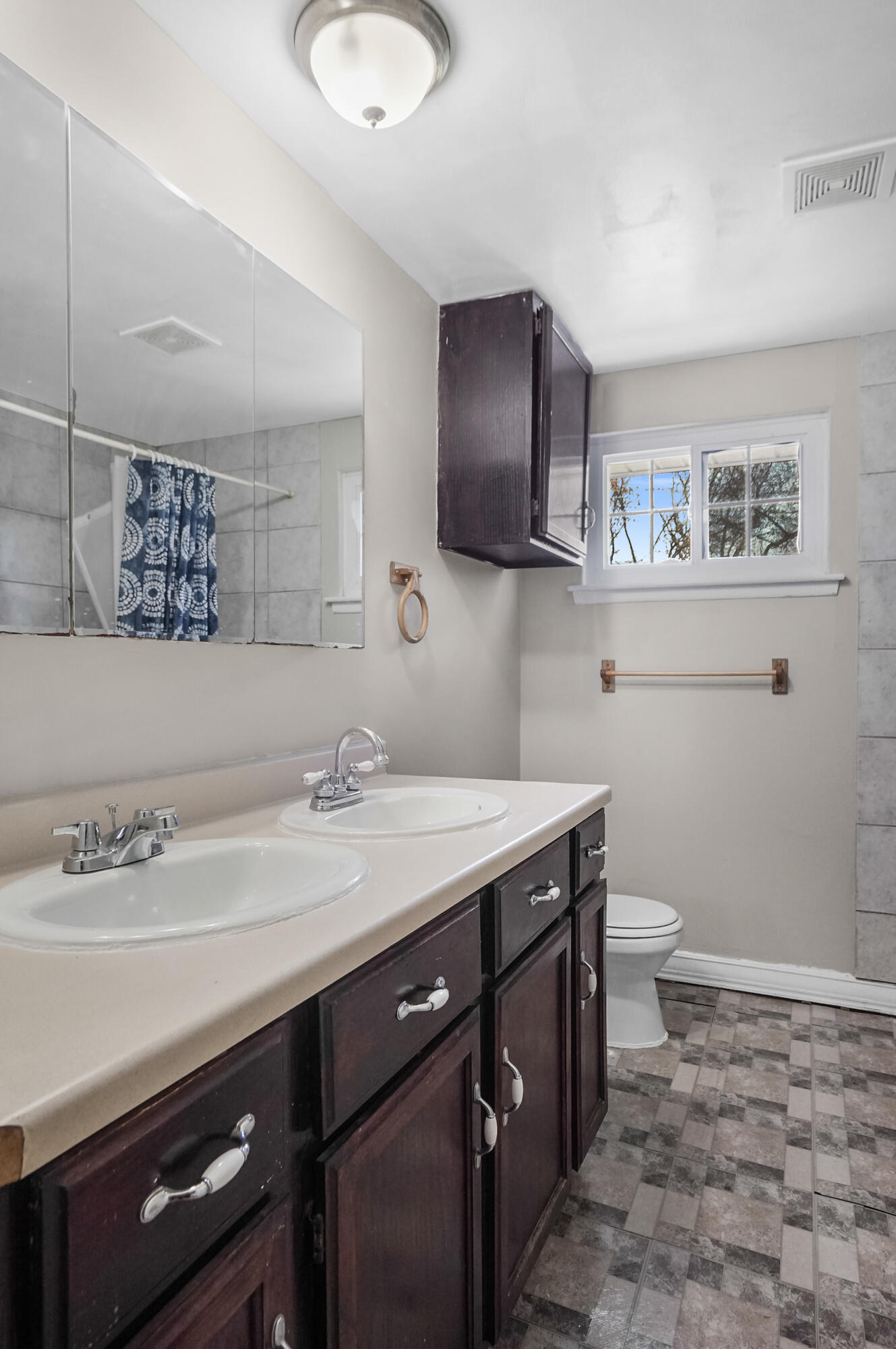 429 Royal Avenue Property Photo 5