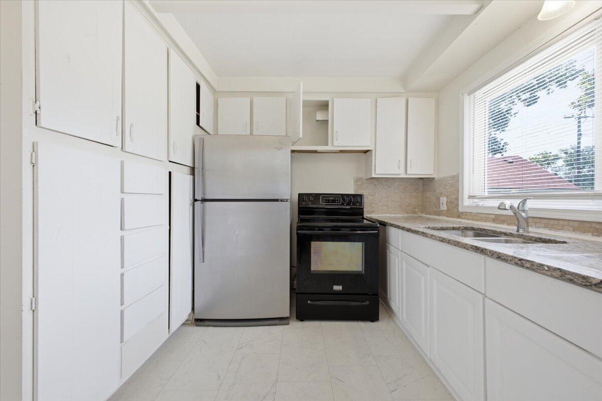 5727 University Place Property Photo 5