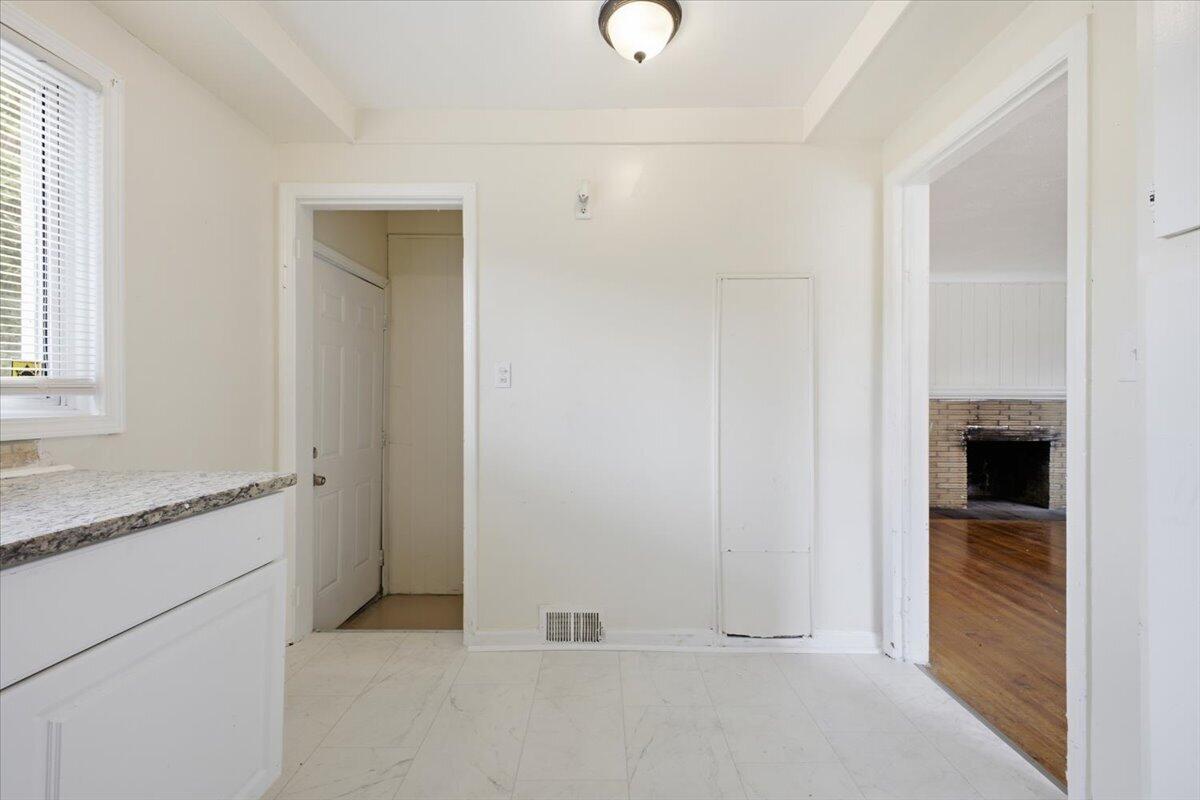 5727 University Place Property Photo 6