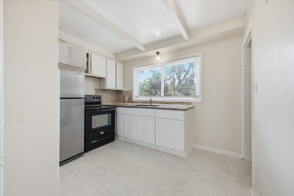5727 University Place Property Photo 7