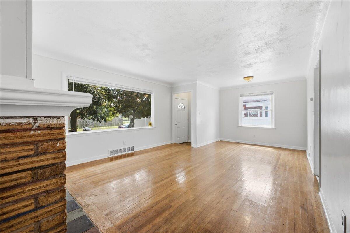 5727 University Place Property Photo 8