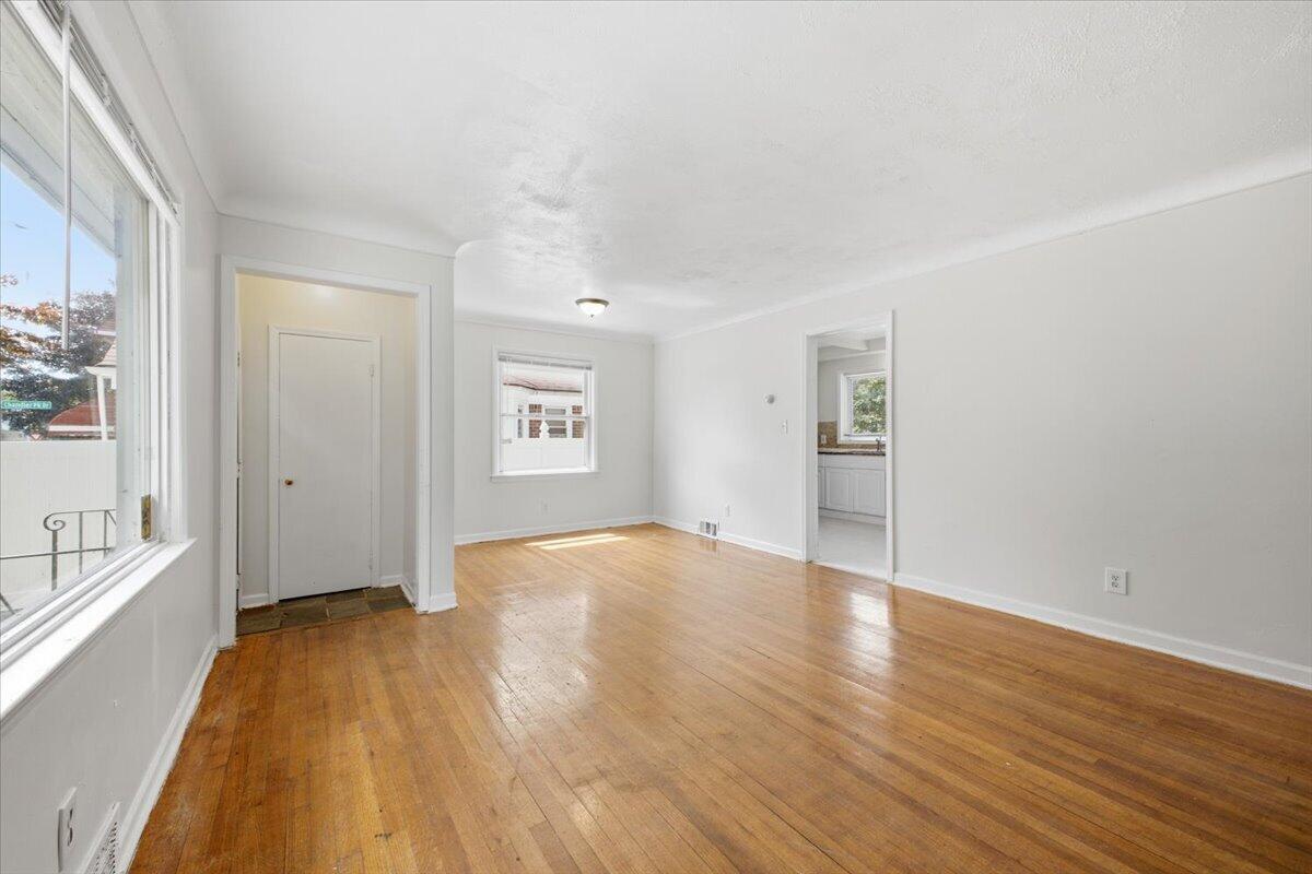 5727 University Place Property Photo 9