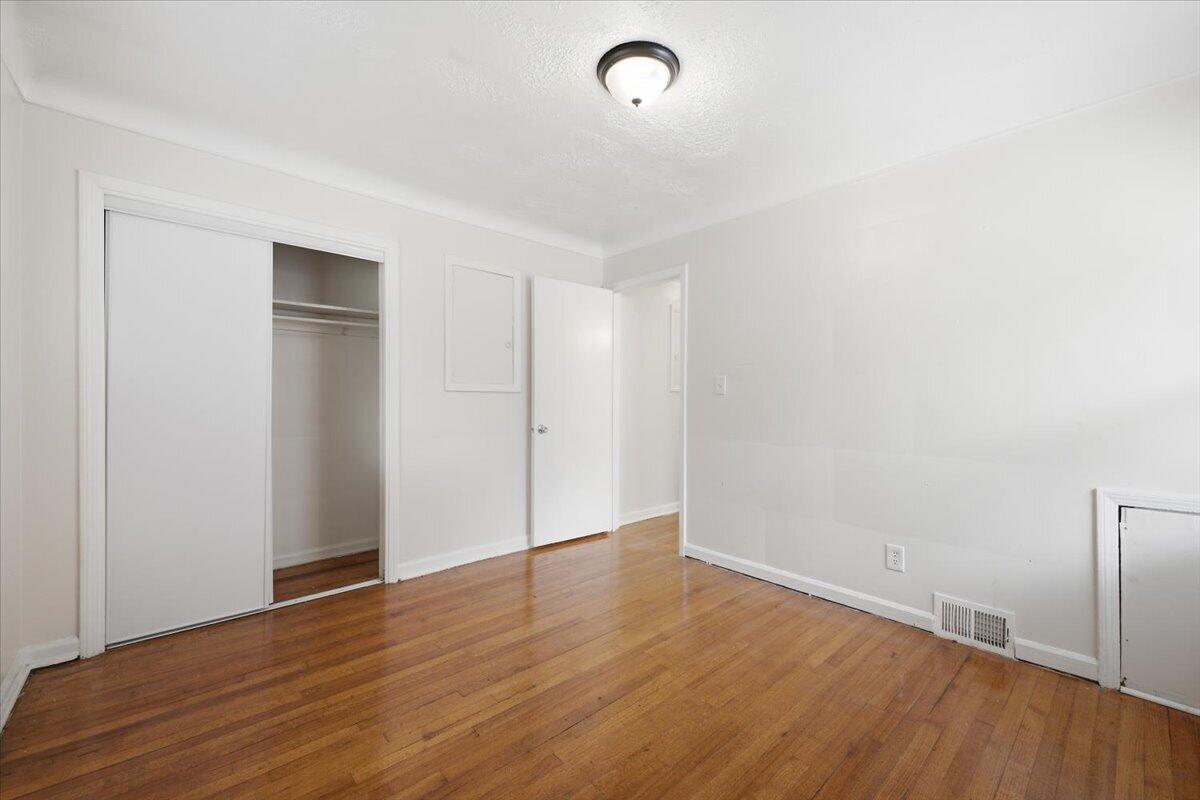 5727 University Place Property Photo 12