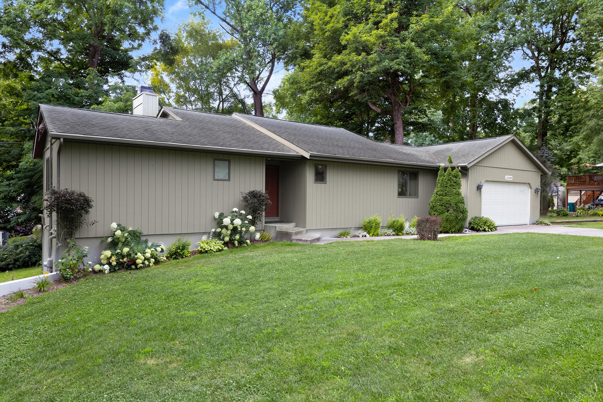 22403 Maple Row Street Property Photo 3