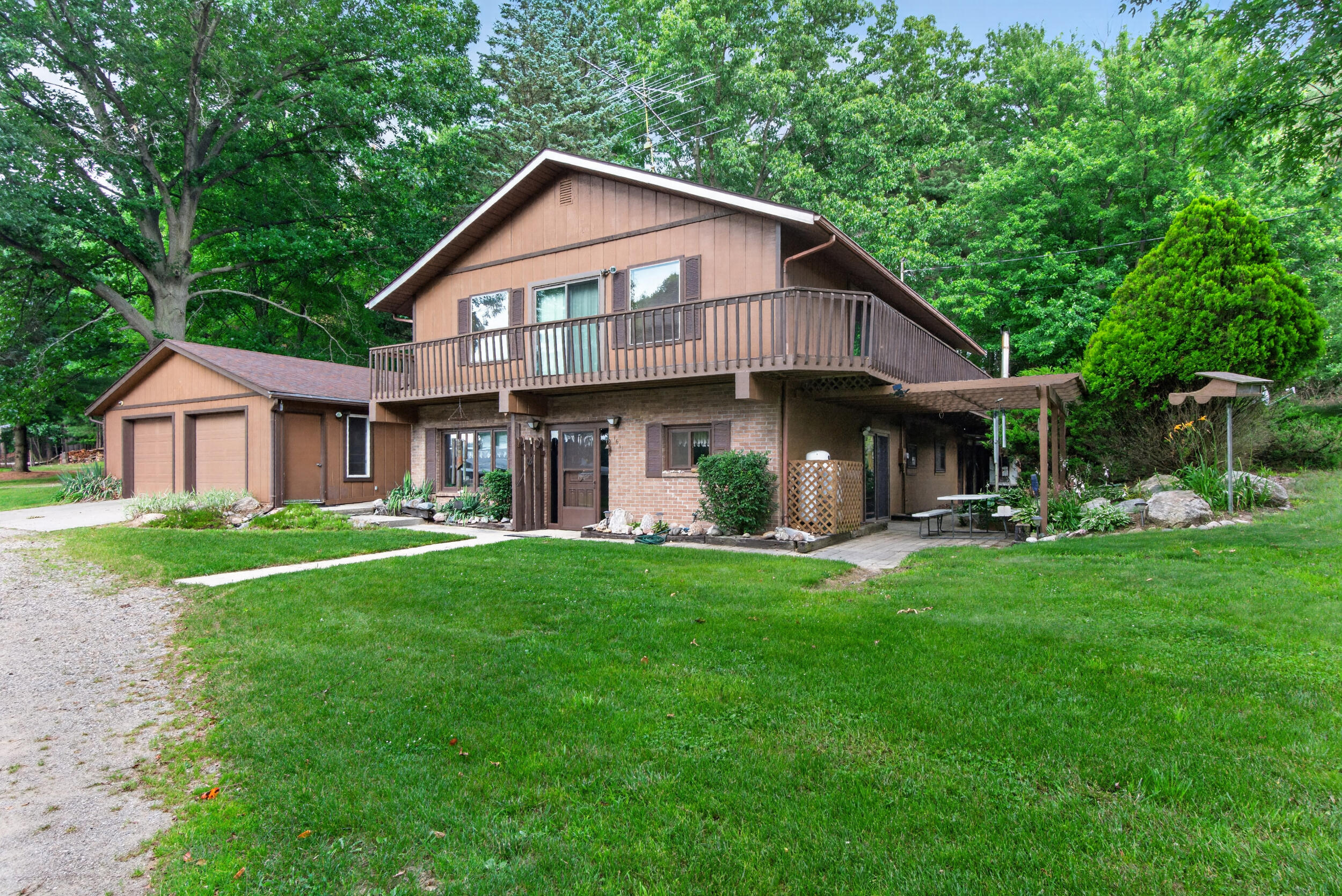 1611 S Williamston Road Property Photo 2