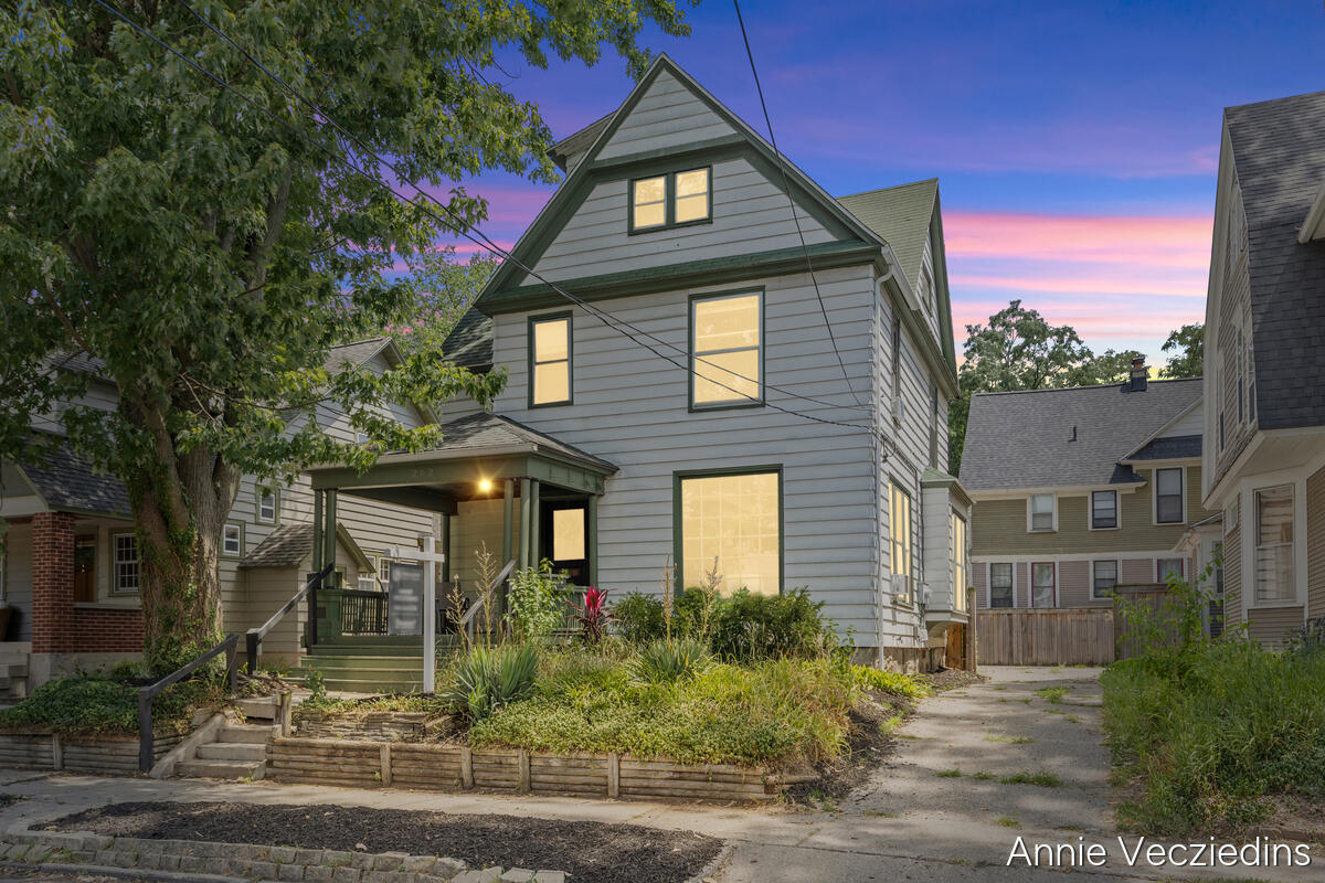 262 Hollister Avenue SE Property Photo 1