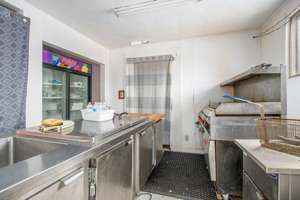 952 Pipestone Street Property Photo 13