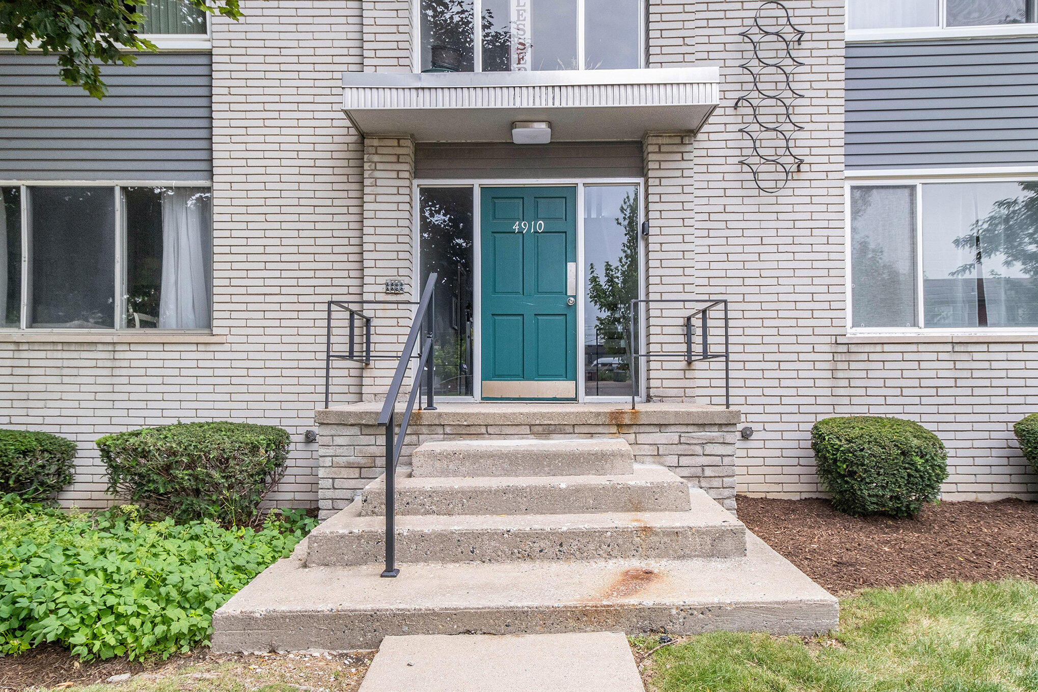 4910 Briarwood Avenue A3 Property Photo 4