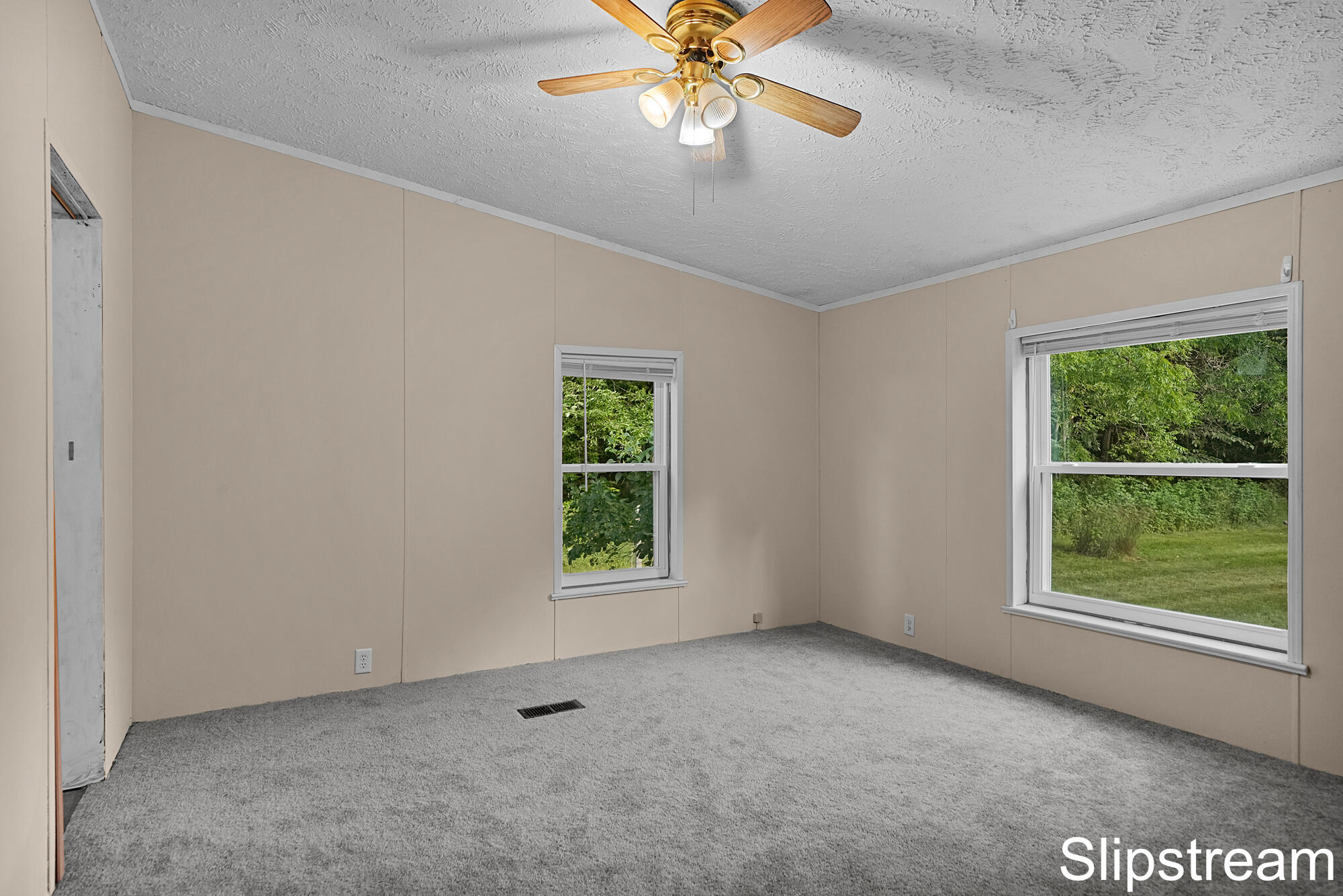 5705 E Riverside Drive Property Photo 7