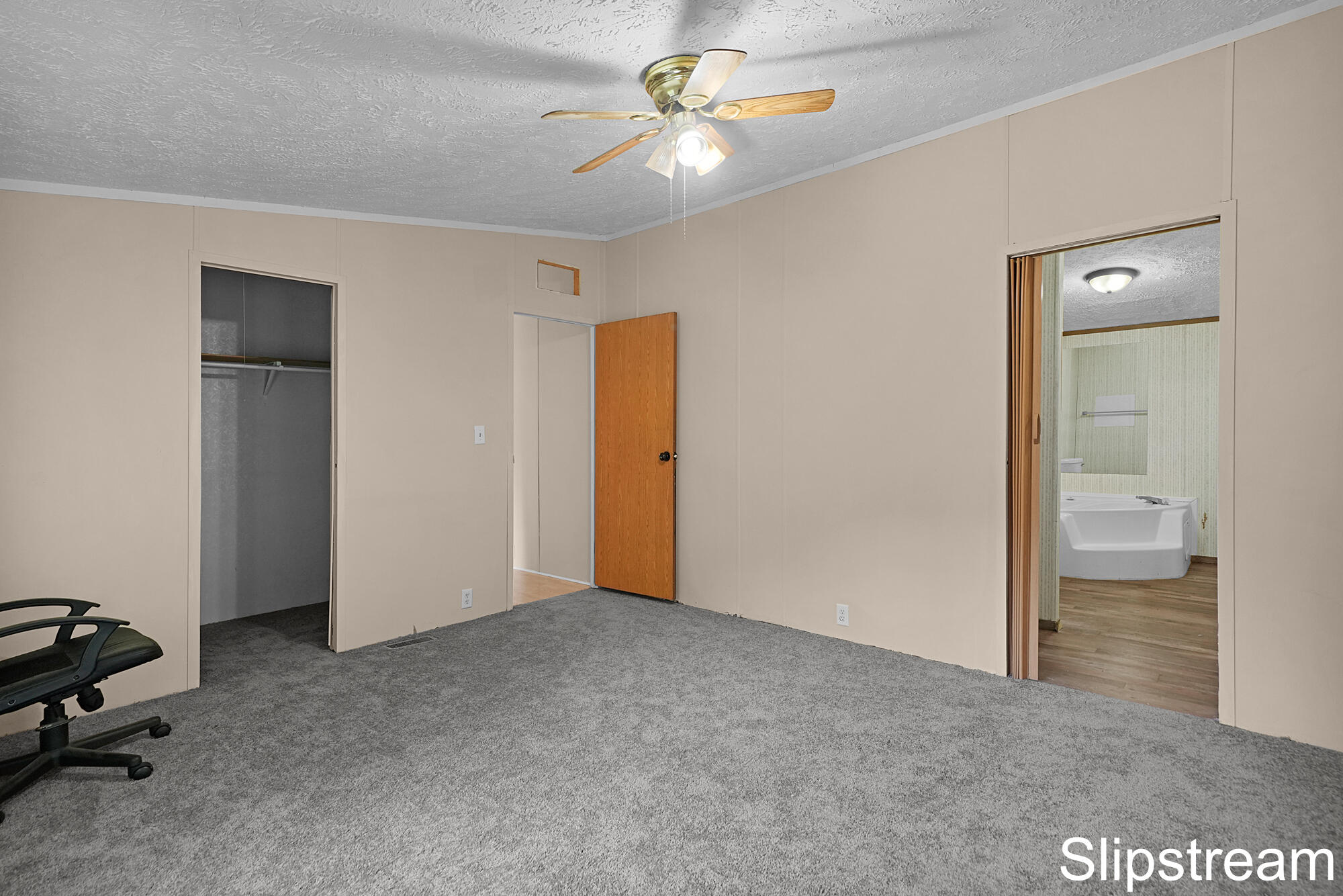 5705 E Riverside Drive Property Photo 8
