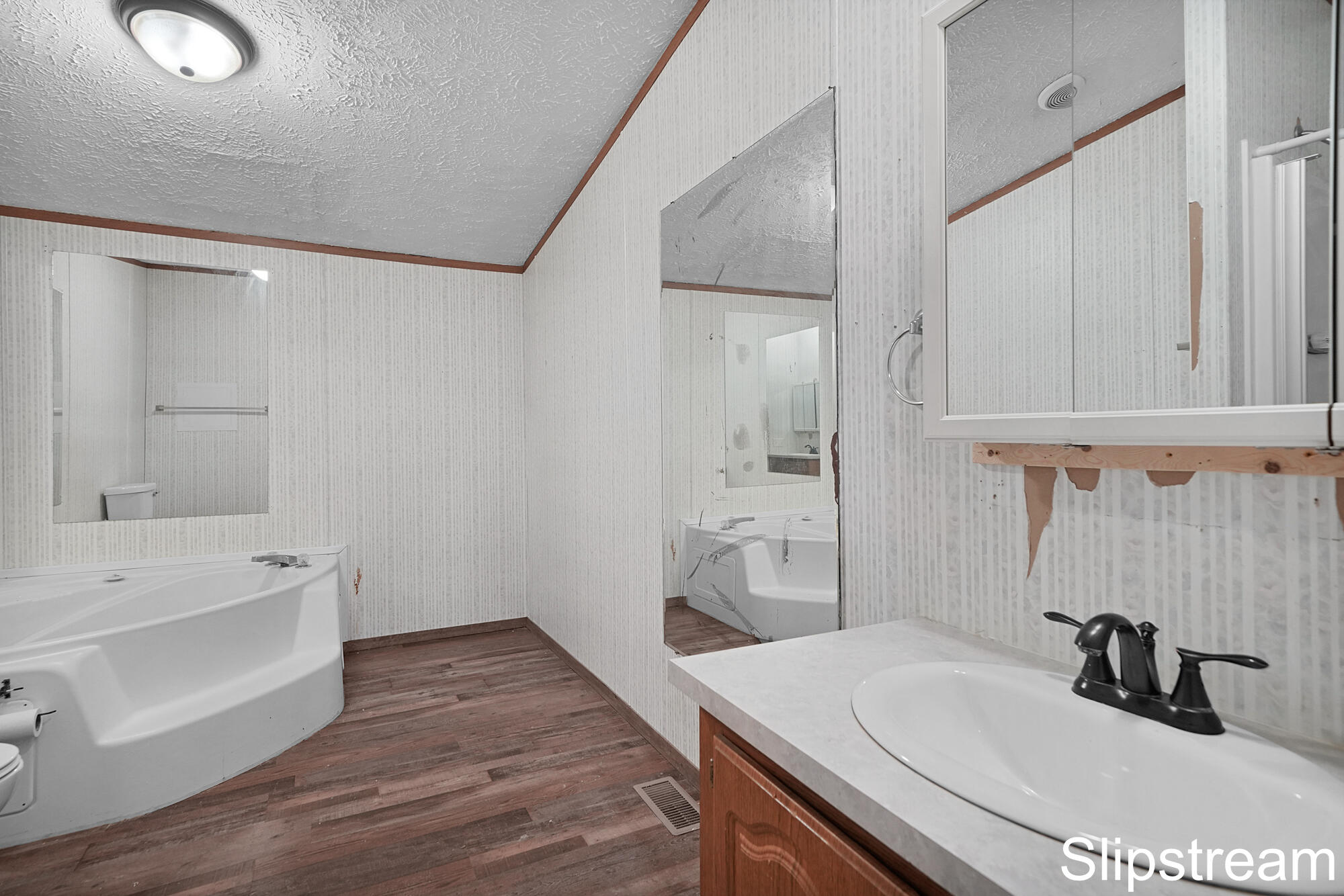 5705 E Riverside Drive Property Photo 9