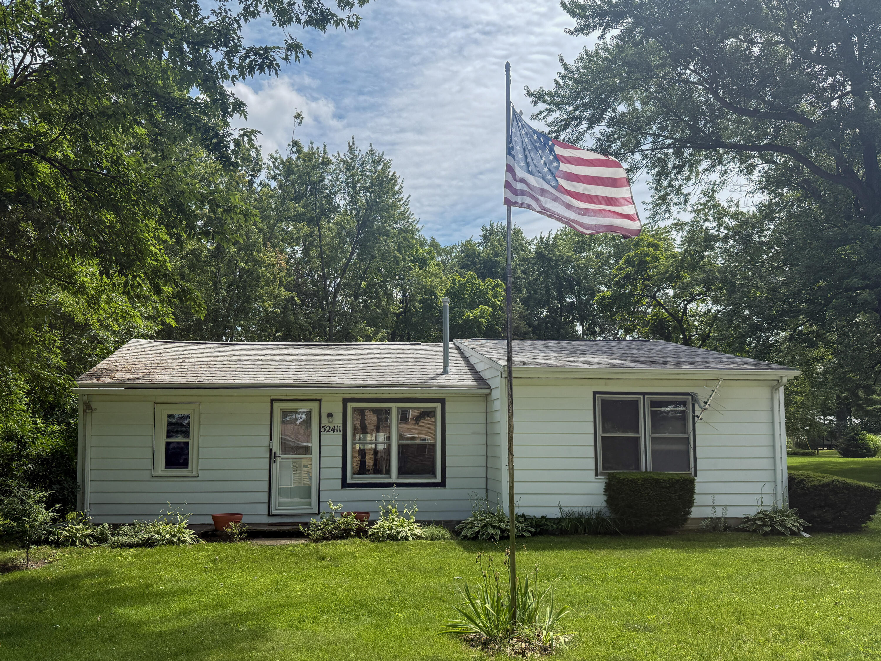 52411 Lakeview Drive Property Photo 1