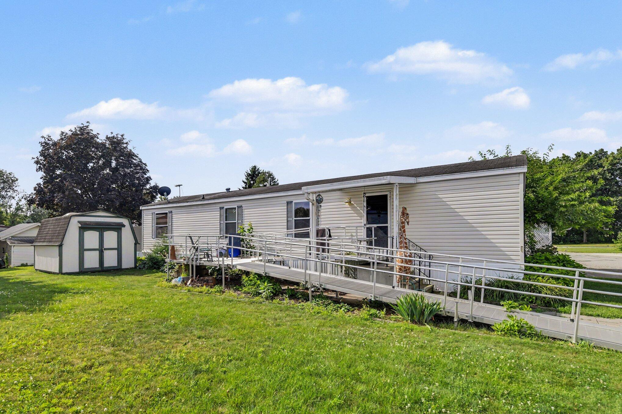 69205 Garver Lake Road 19 Property Photo 1