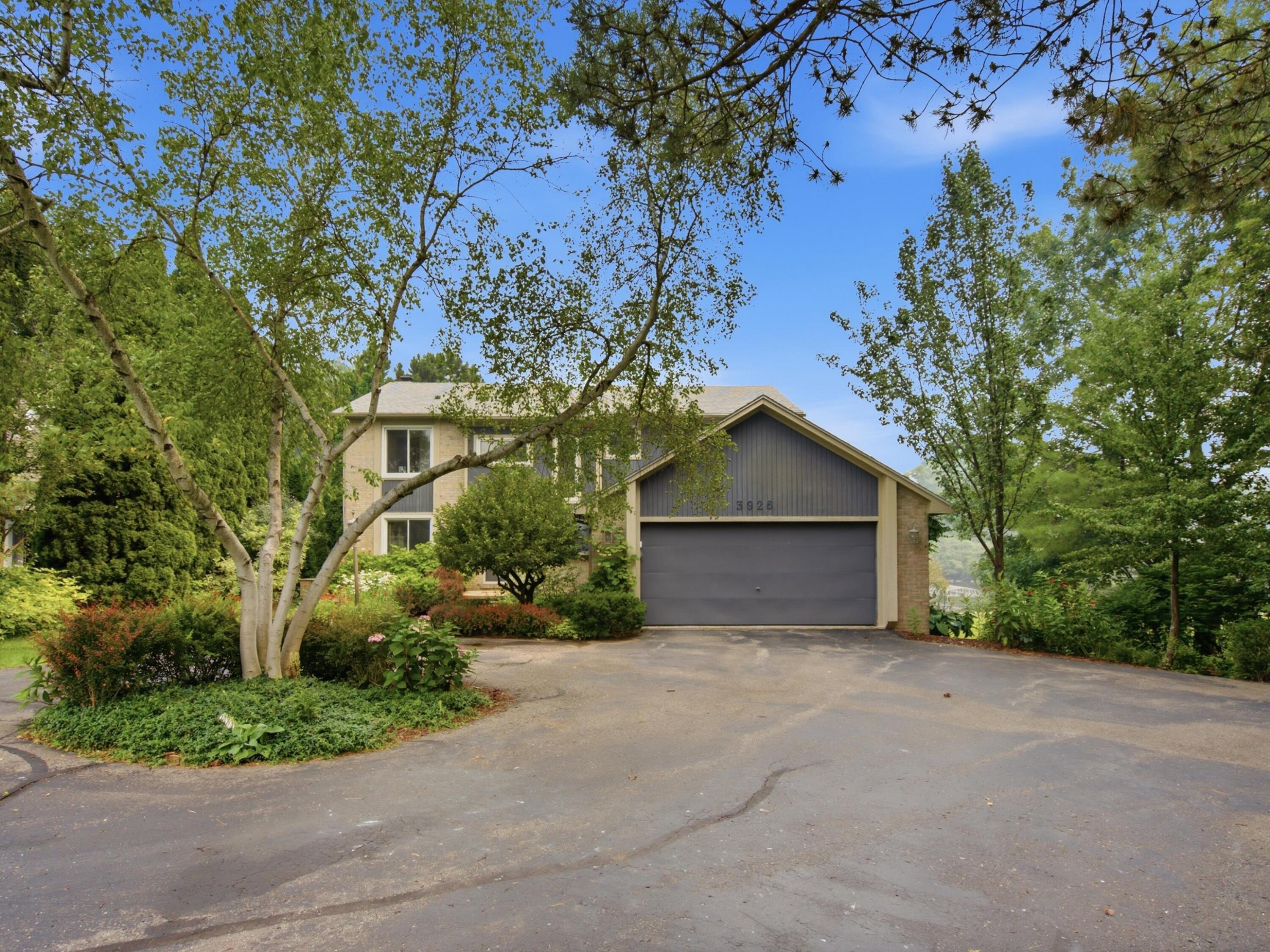 3926 Lakes Edge Drive Property Photo 1