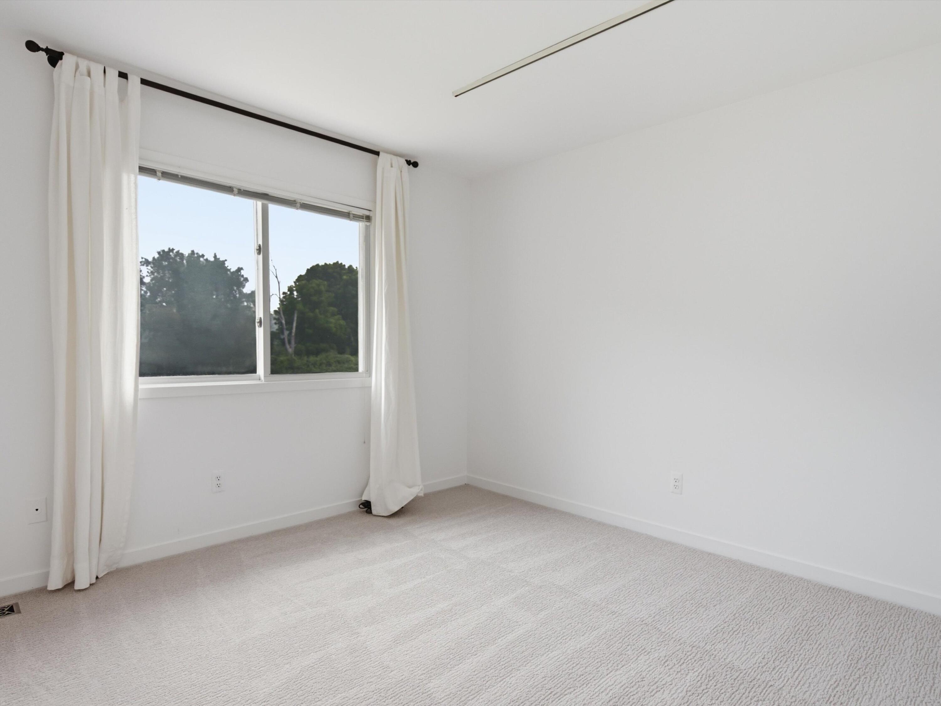 3926 Lakes Edge Drive Property Photo 27