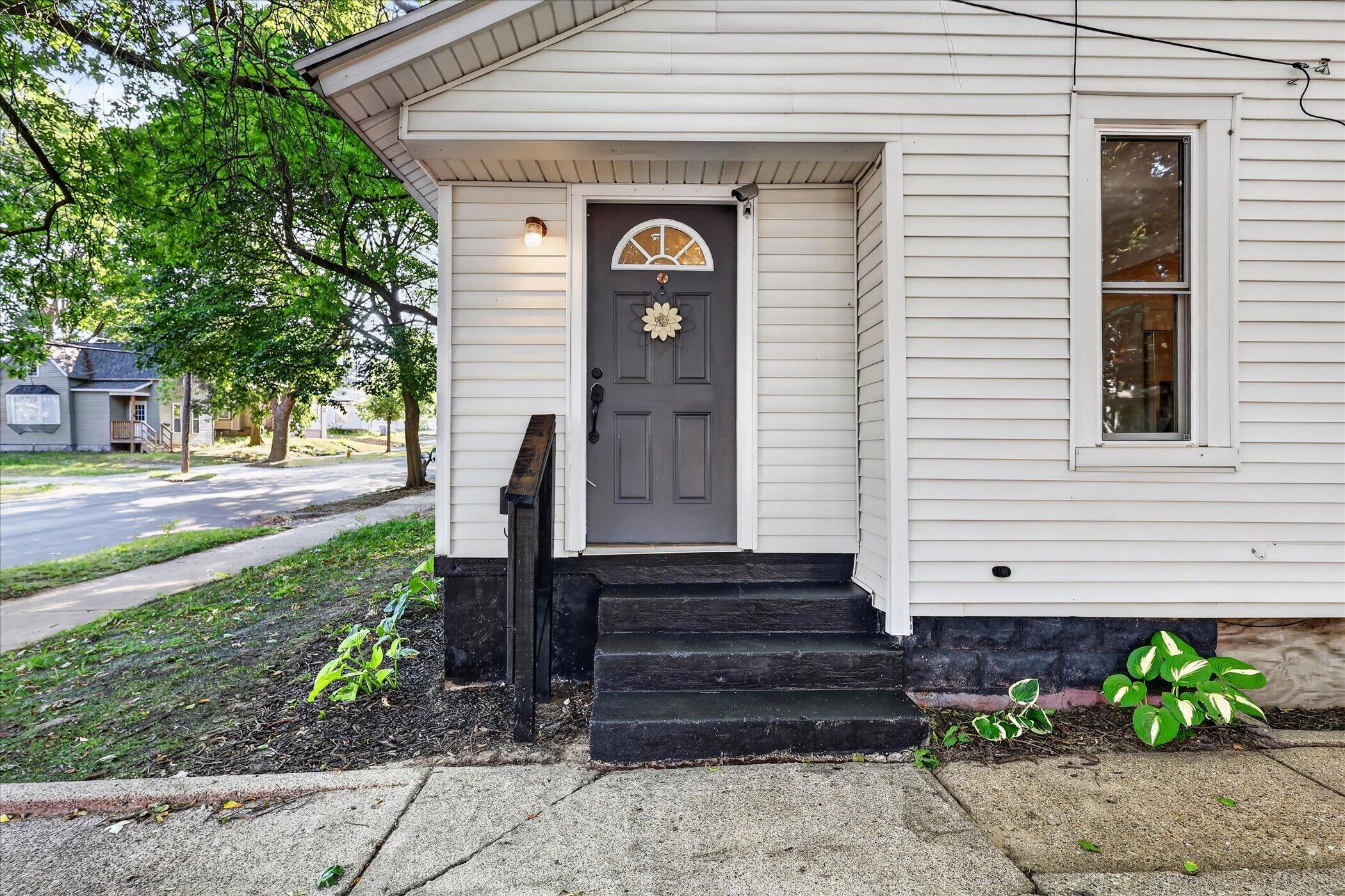 832 Thomas Street Se Property Photo 3