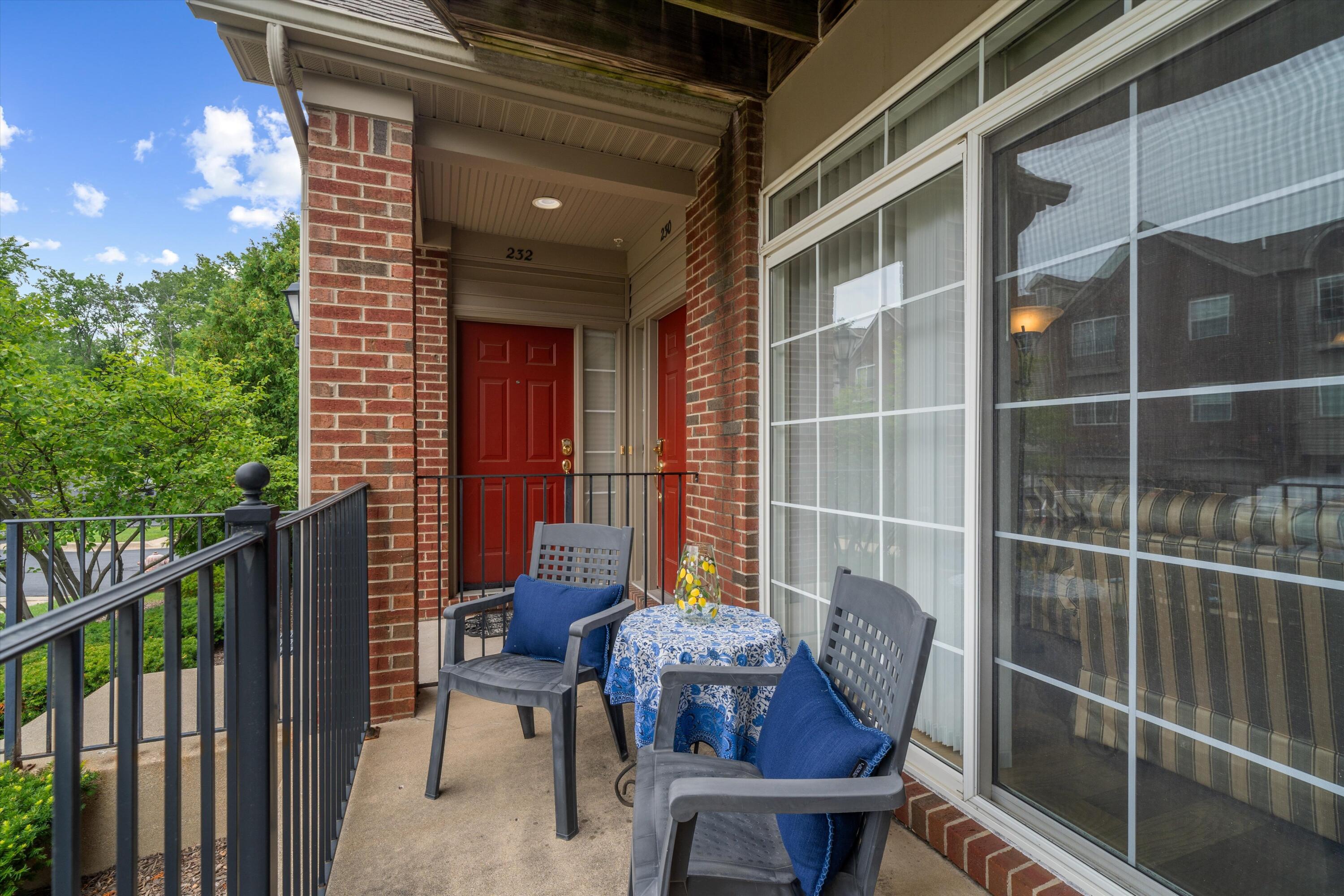 228 W Oakbrook Drive Property Photo 1