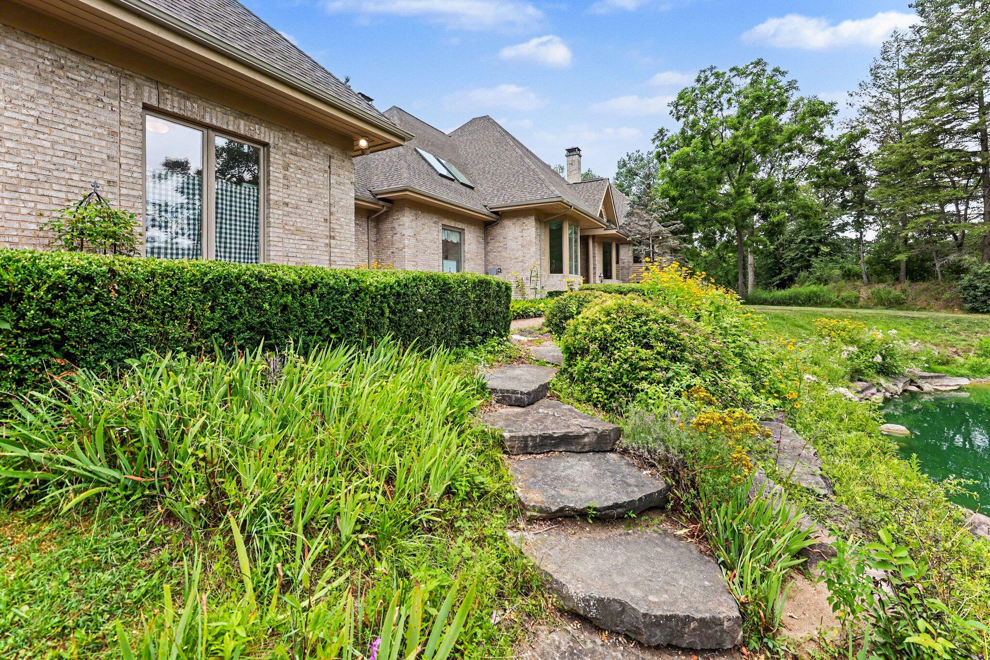 4911 Red Fox Run Property Photo 3