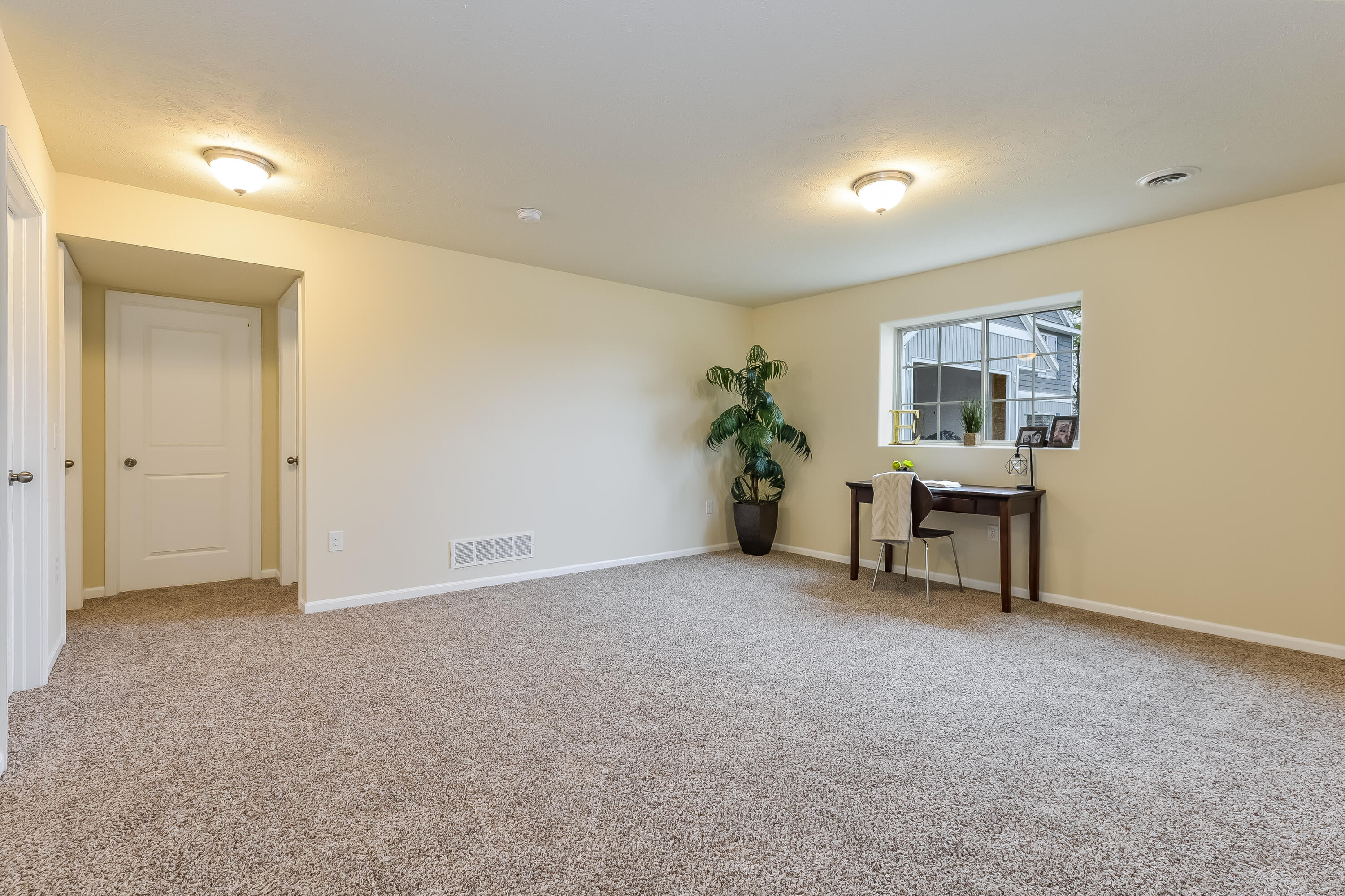860 Crooks Street Property Photo 14