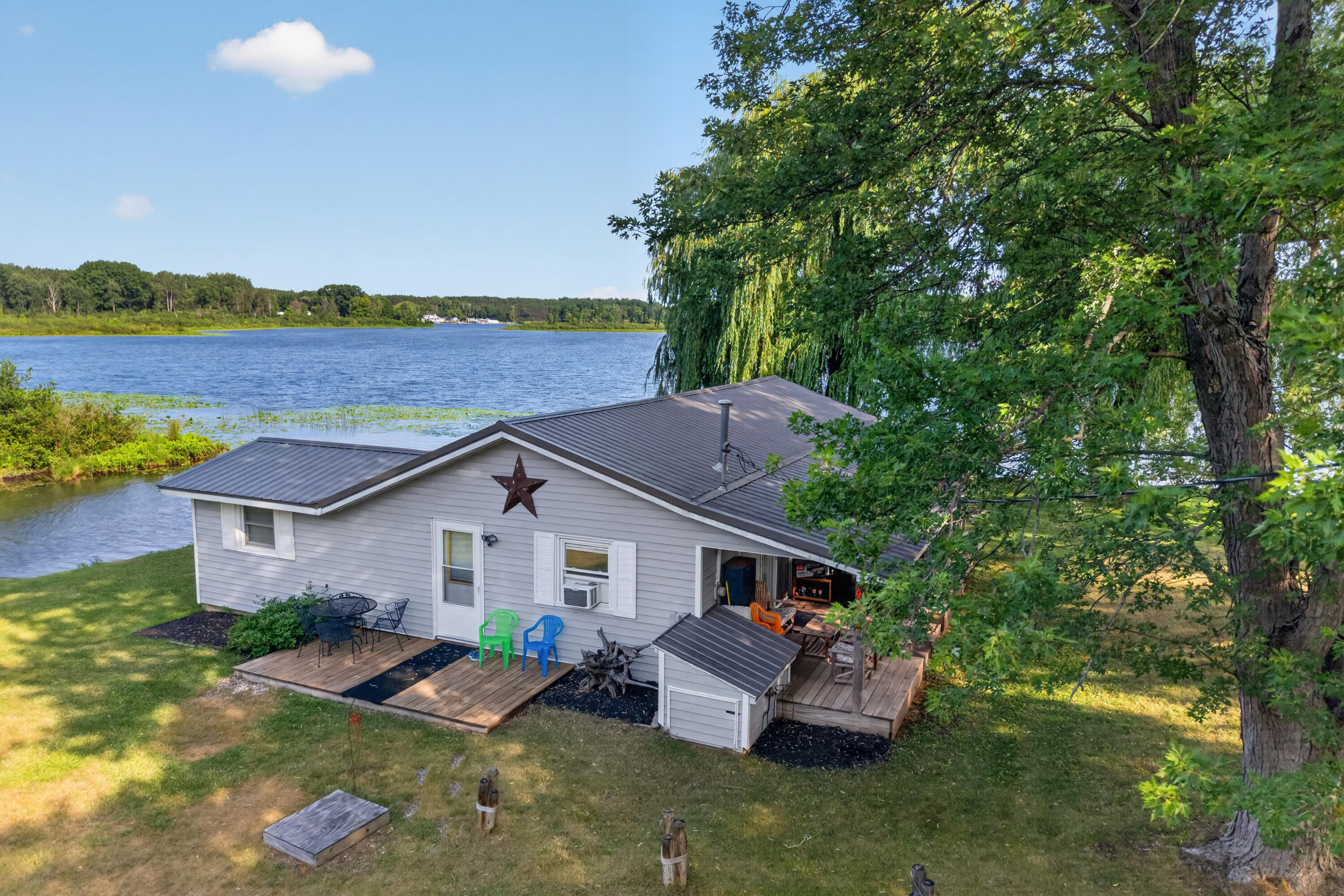 9582 N Shore Drive Property Photo 1