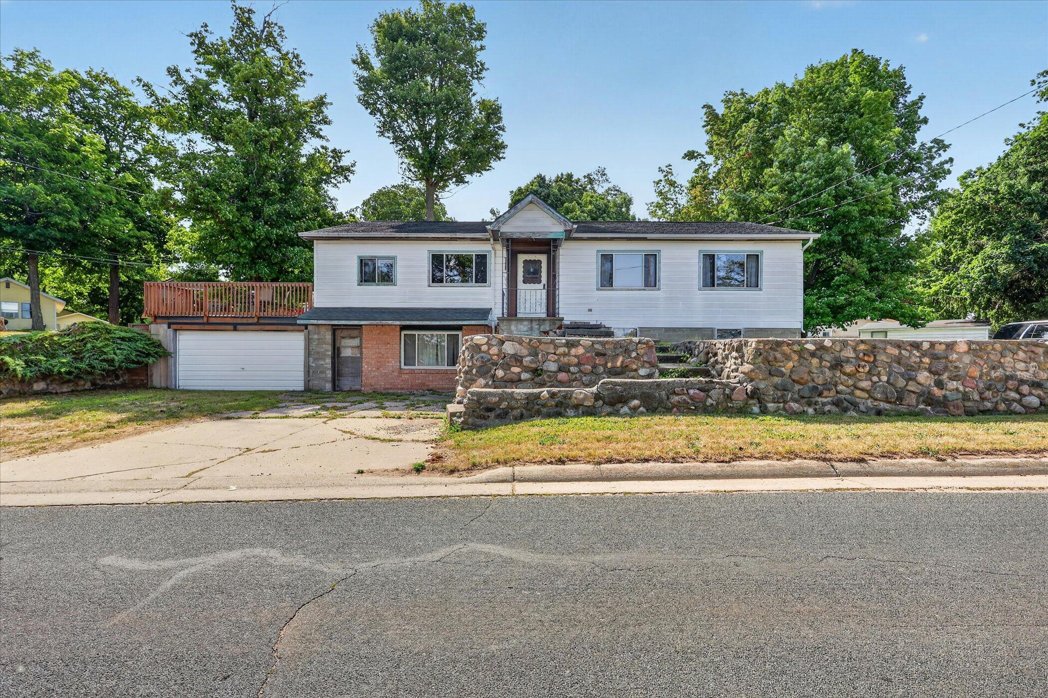 2610 S Shore Drive Property Photo 1